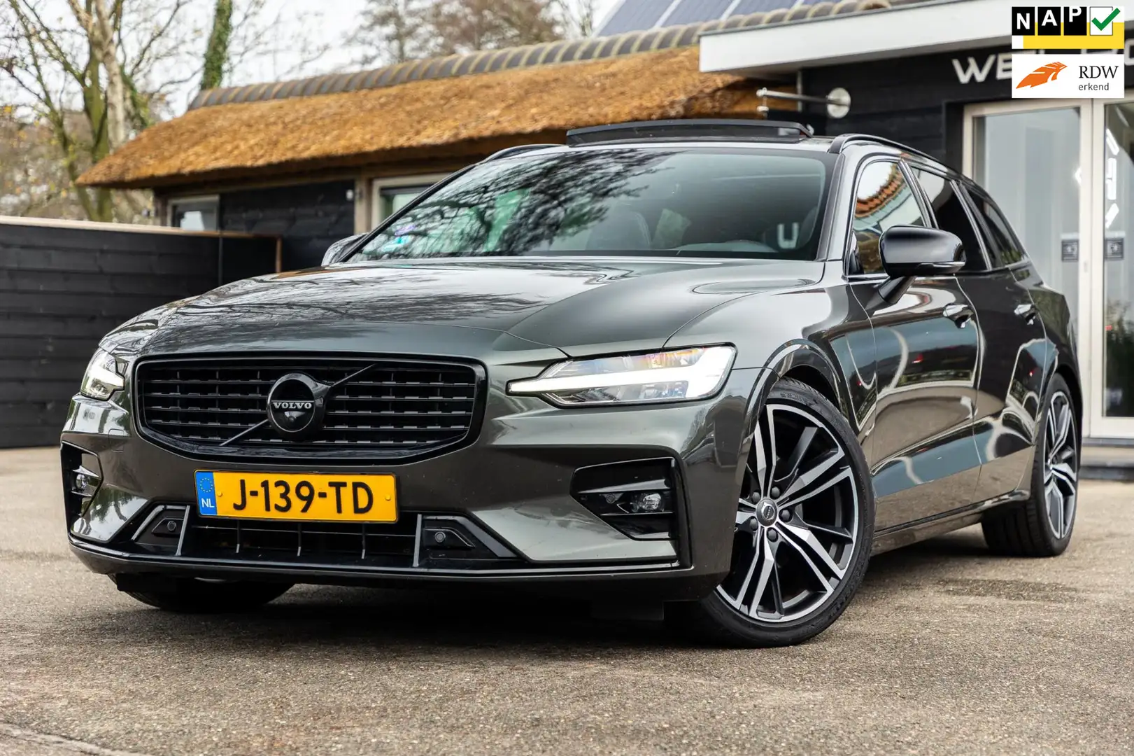 Volvo V60 2.0 B3 R-Design Automaat I Adaptieve Cruise I Pano Grau - 1