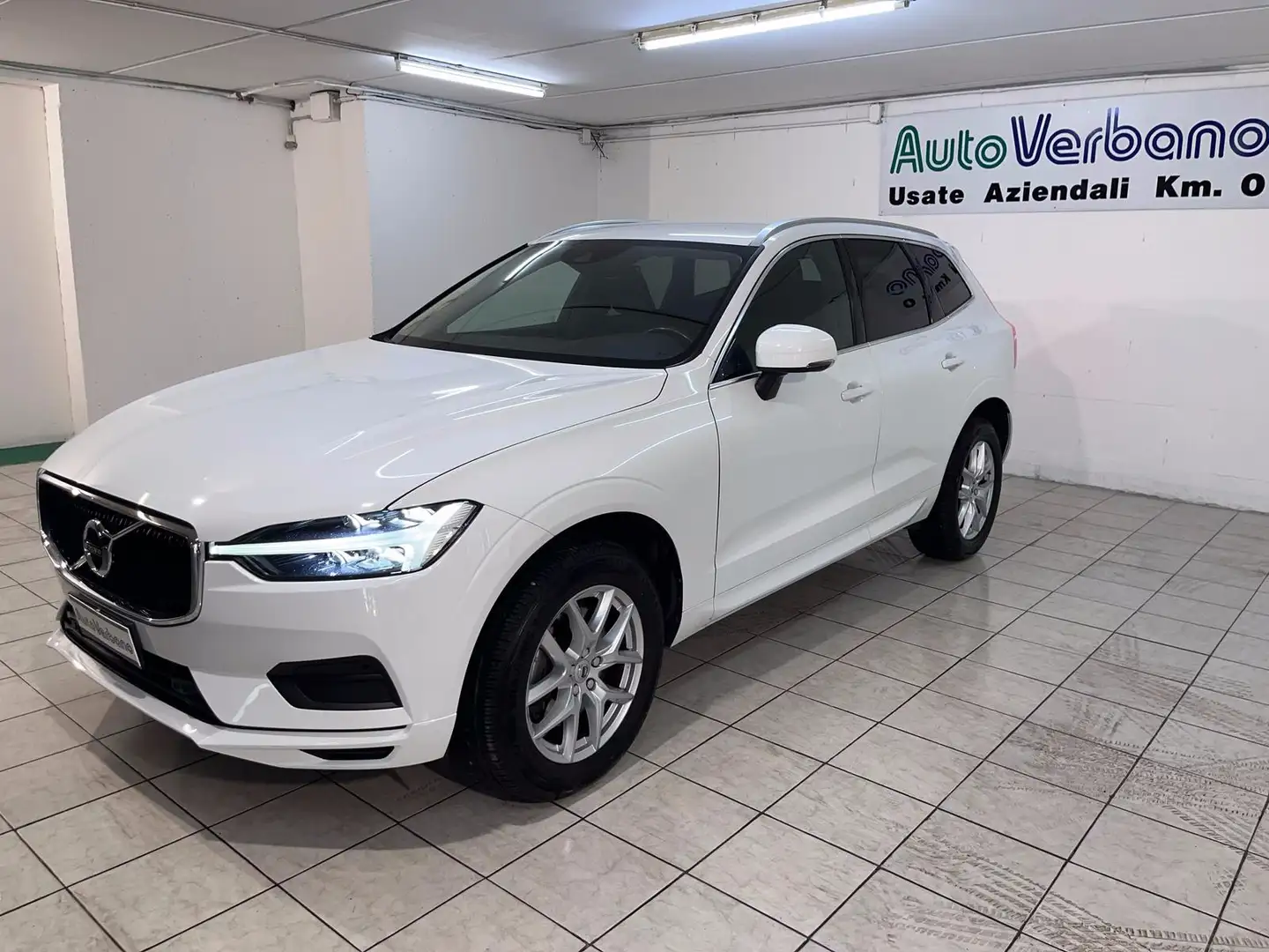 Volvo XC60 XC60 2.0 b4 Business auto Weiß - 2