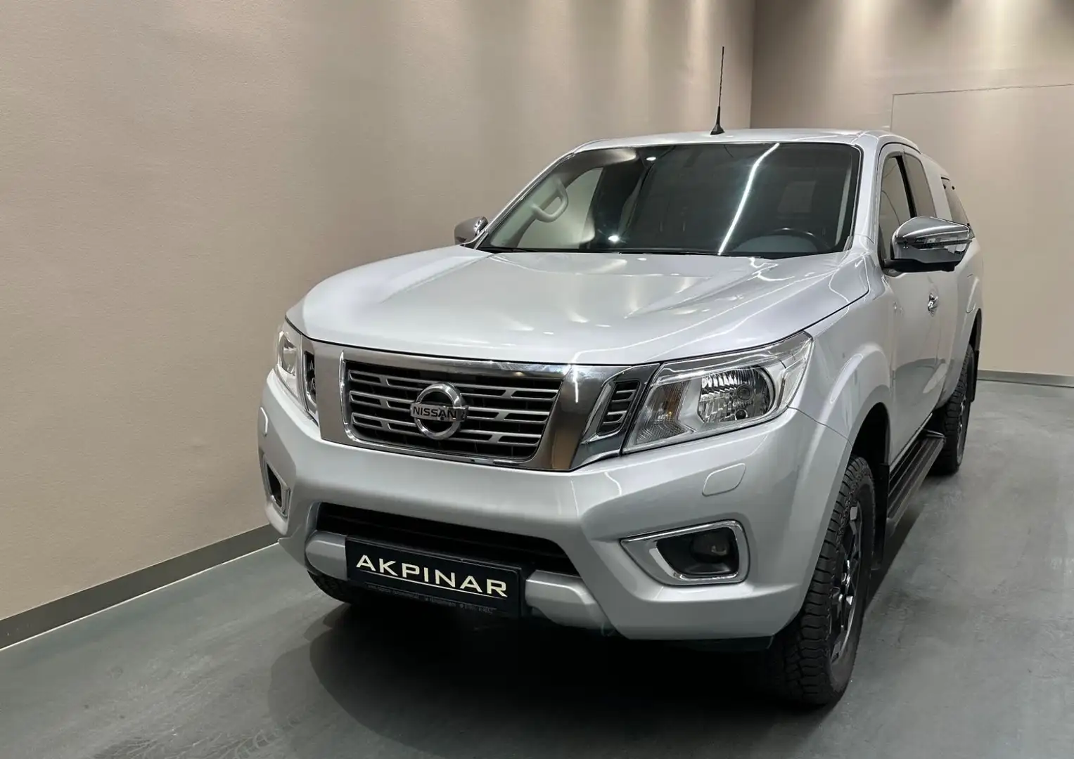 Nissan Navara NP300 N-Connecta King Cab 4x4 *AHK*360°* Серебристый - 2