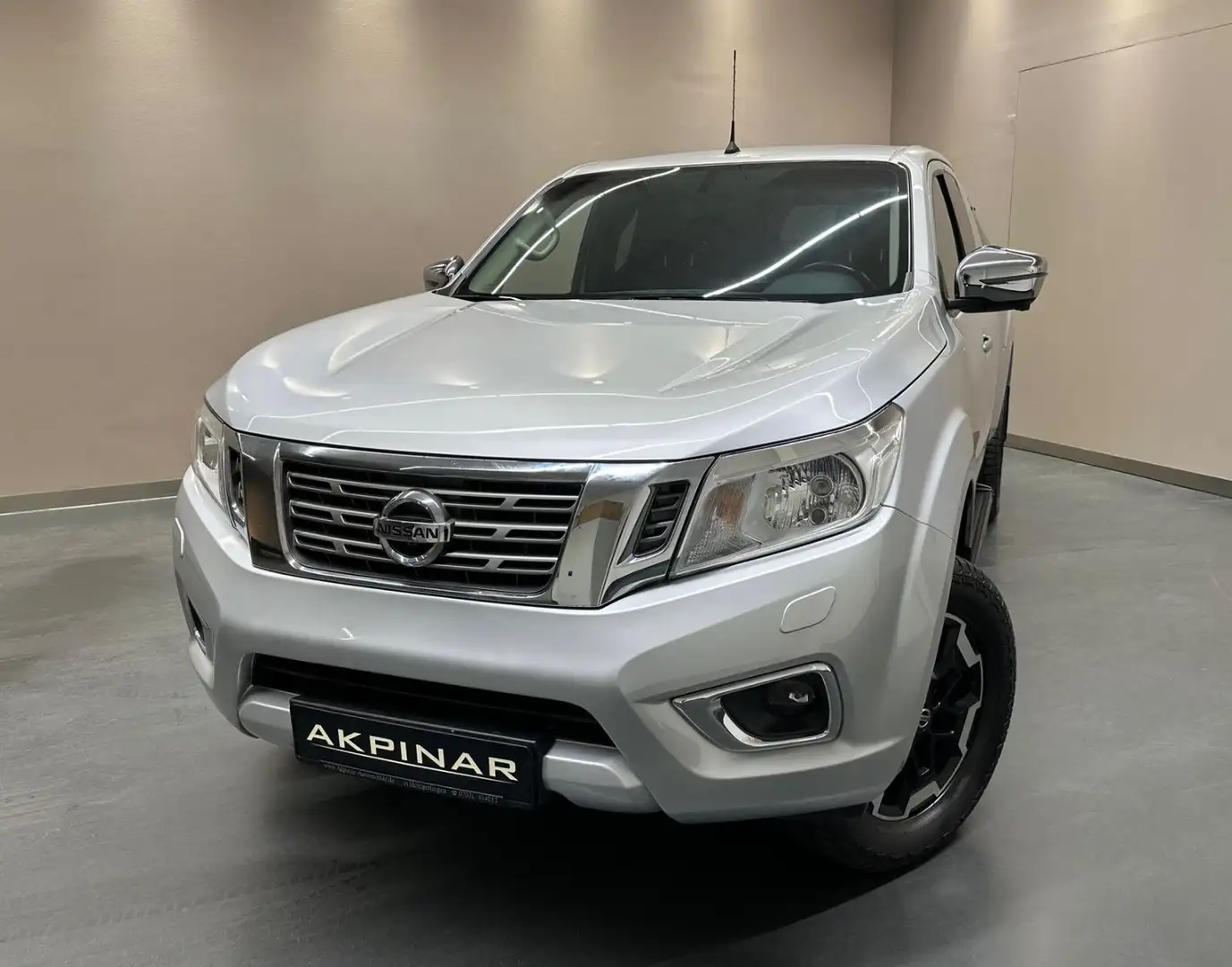 Nissan Navara NP300 N-Connecta King Cab 4x4 *AHK*360°* Серебристый - 1