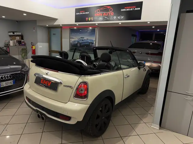 Mini Convertible view 12