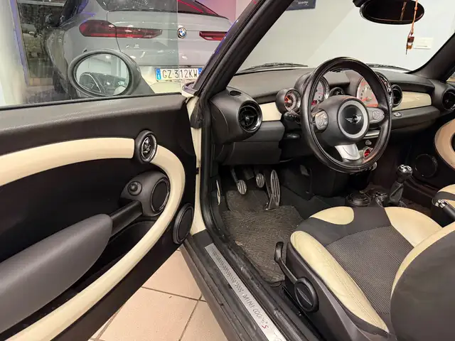 Mini Convertible view 8