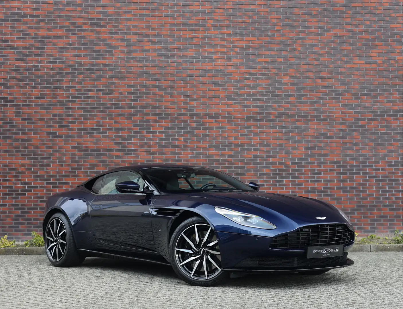 Aston Martin DB11 5.2 V12 | B&O Beosound - Historie - Mariana Blue Modrá - 1
