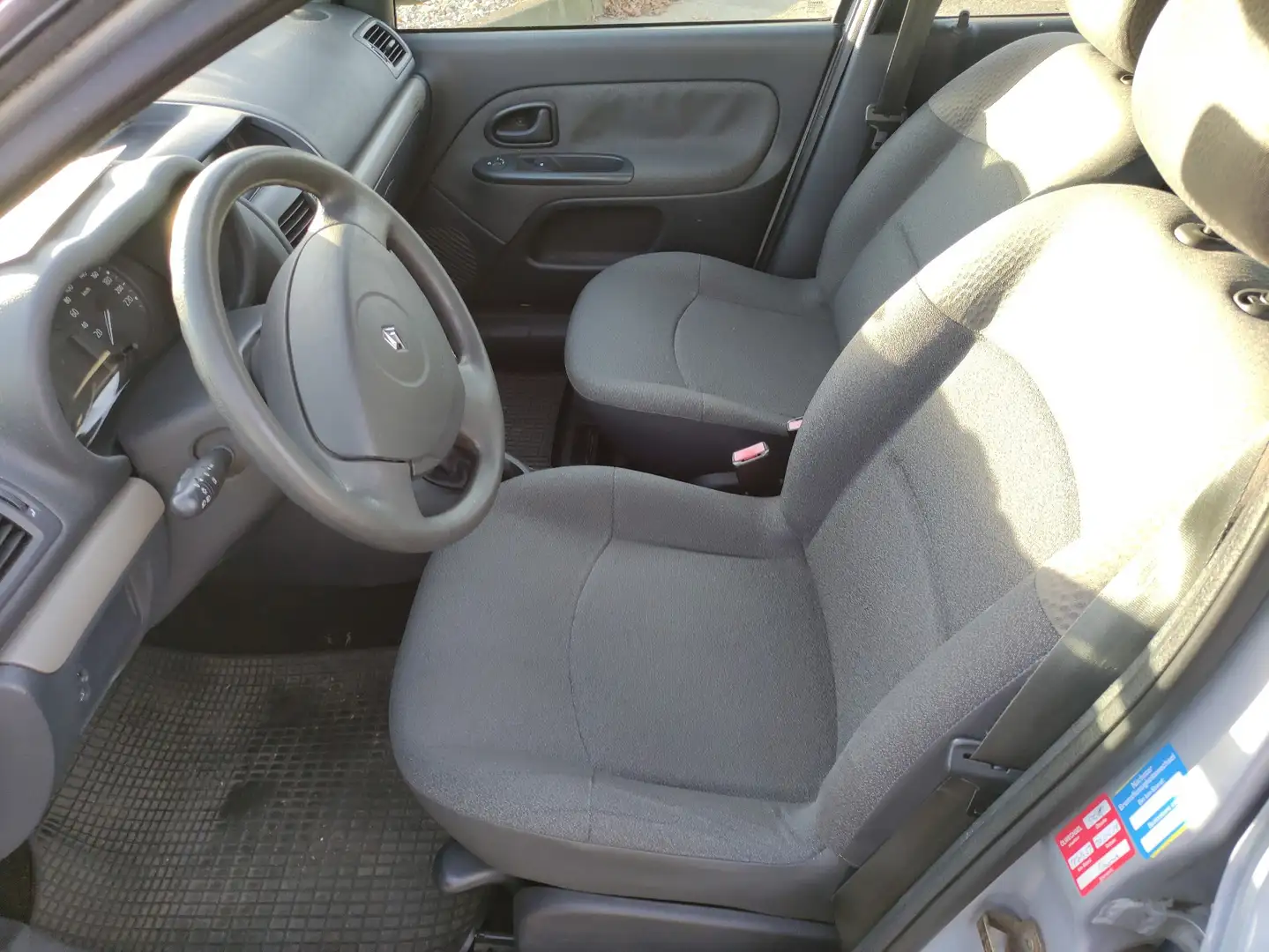 Renault Clio Clio 5-Türer 1.2 16V Silber - 2