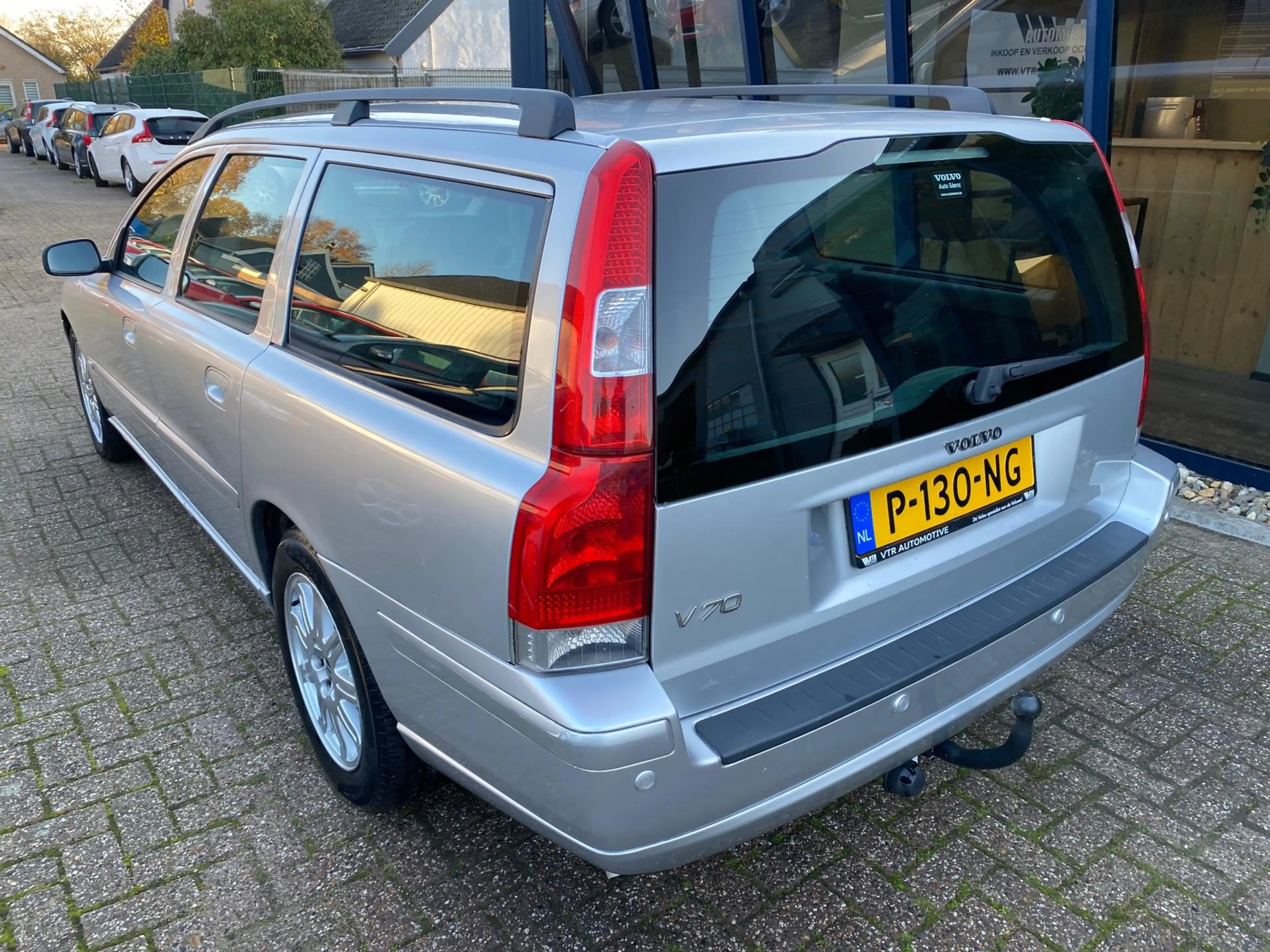 Volvo V70 2.4 Momentum LEER / SUNROOF / PDC / TREKHAAK — photo 2