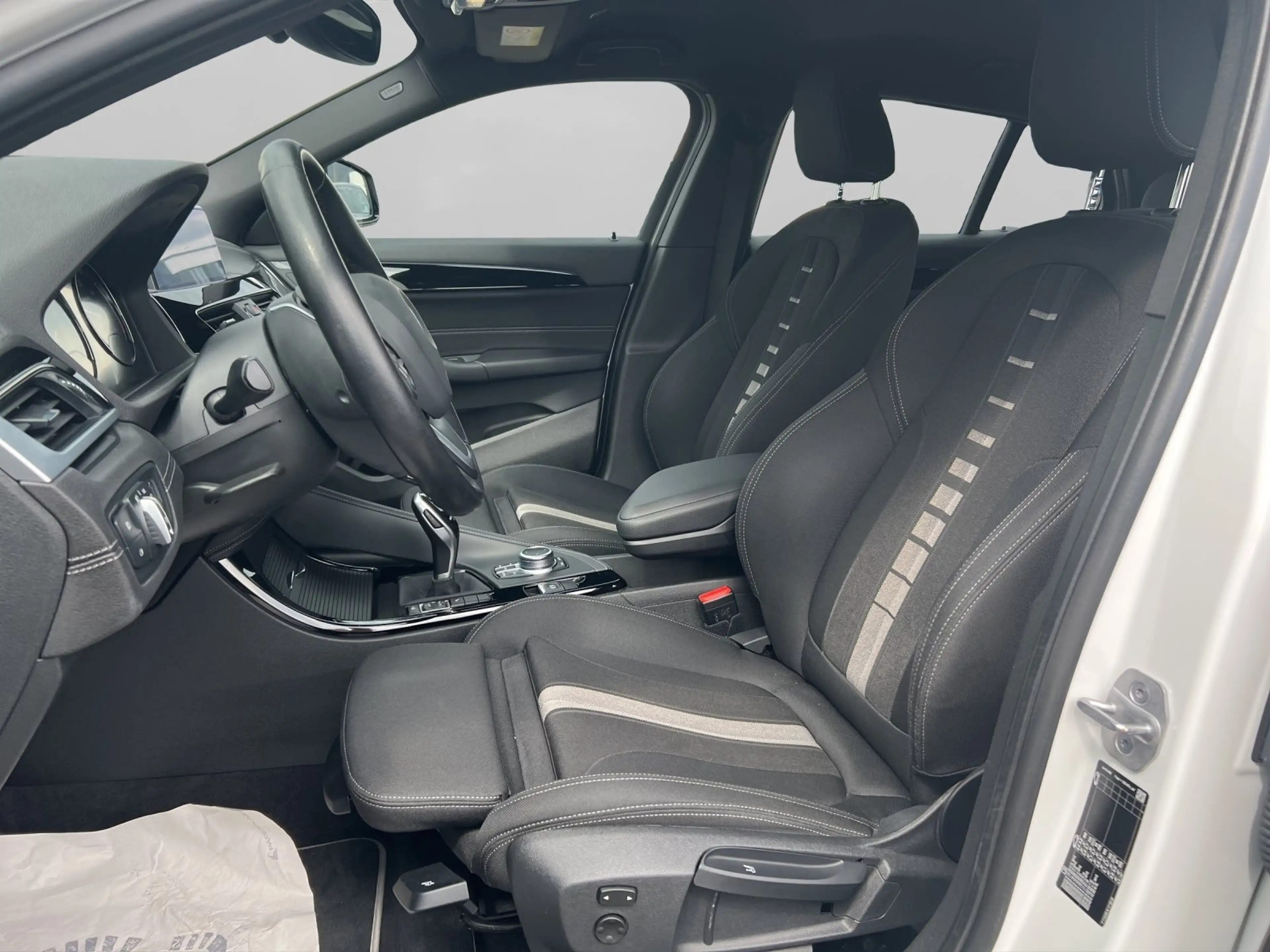 BMW X2 sDrive18d Navi Tempomat AHK — photo 7