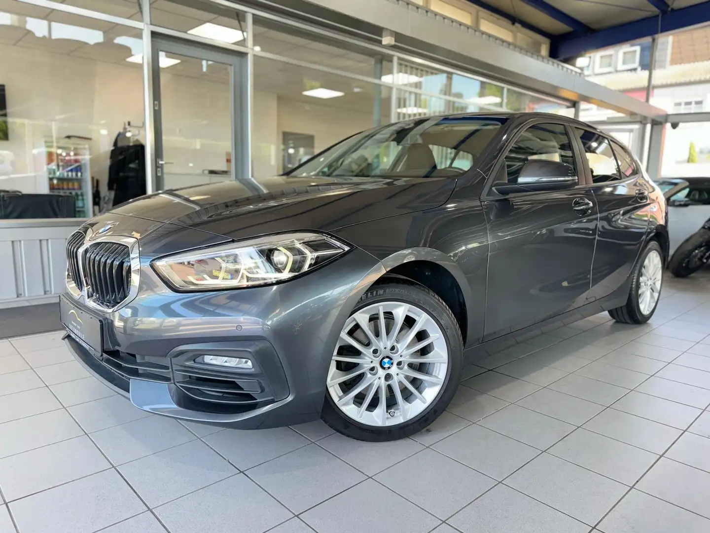 BMW 116 i Advantage Lim. Steptronic LED NAVI PDC SHZ Grau - 2