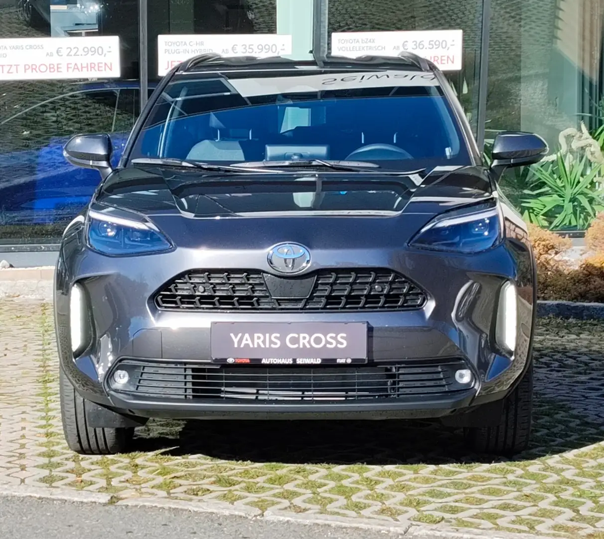 Toyota Yaris Cross Yaris Cross 1,5 VVT-i Hybrid Active Drive AWD-i Grau - 2