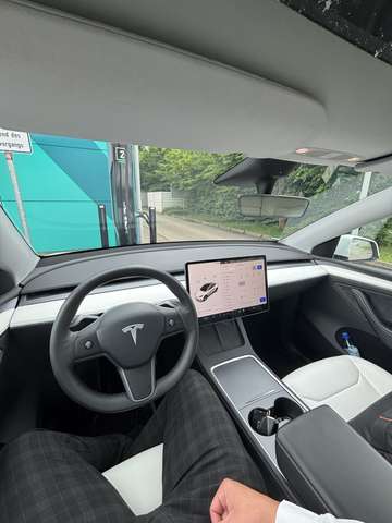 Tesla Model Y Dual Motor- Allradantrieb