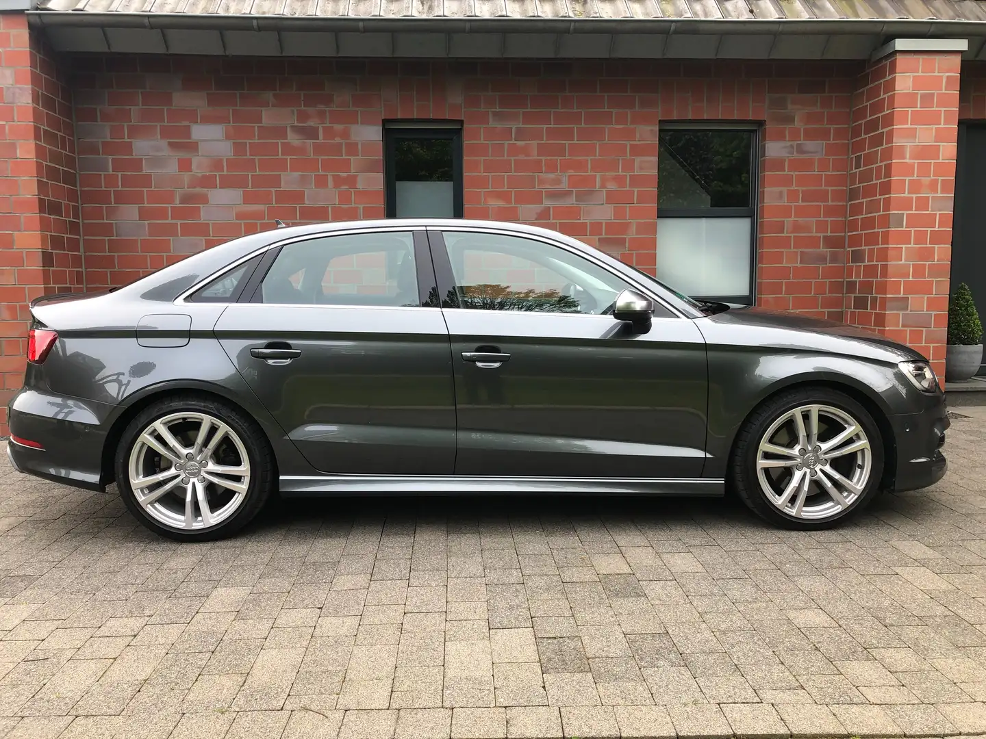 Audi S3 2.0 TFSI quattro scheckheftgepflegt / MwSt. Grau - 2