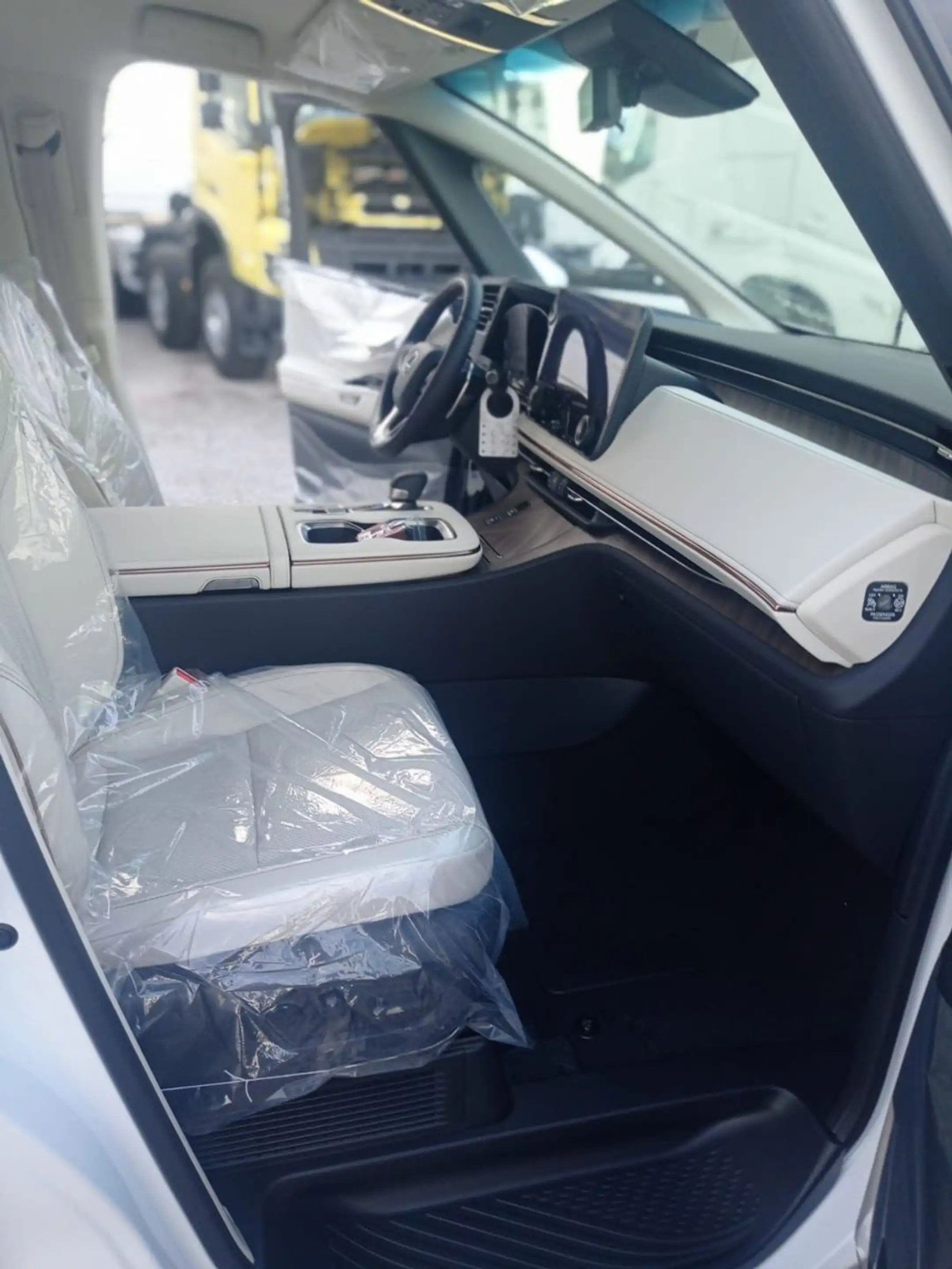 Lexus LM 350H AWD LUXURY 4 SEAT MY26 T1 STOCK — photo 9