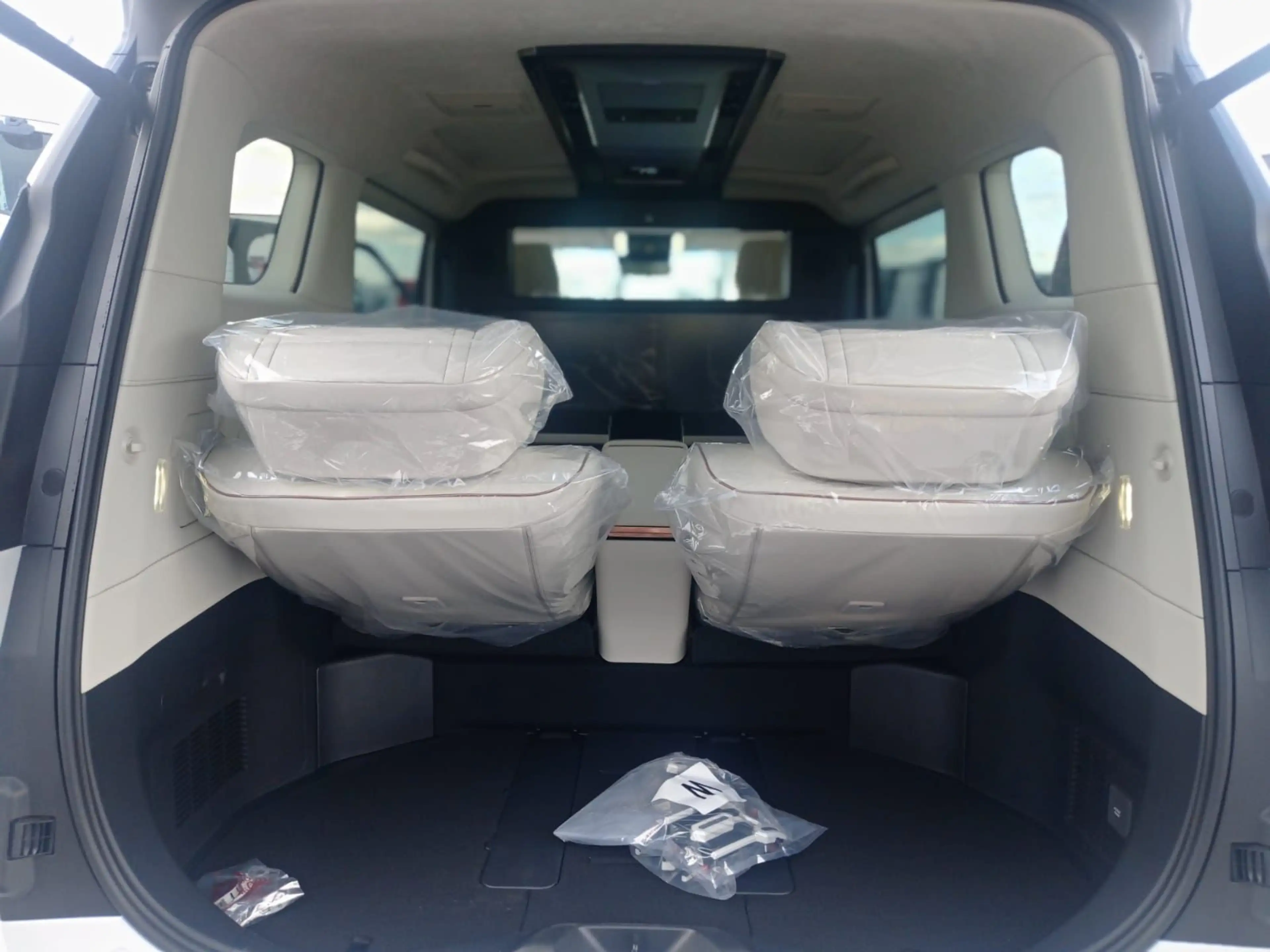 Lexus LM 350H AWD LUXURY 4 SEAT MY26 T1 STOCK — photo 6