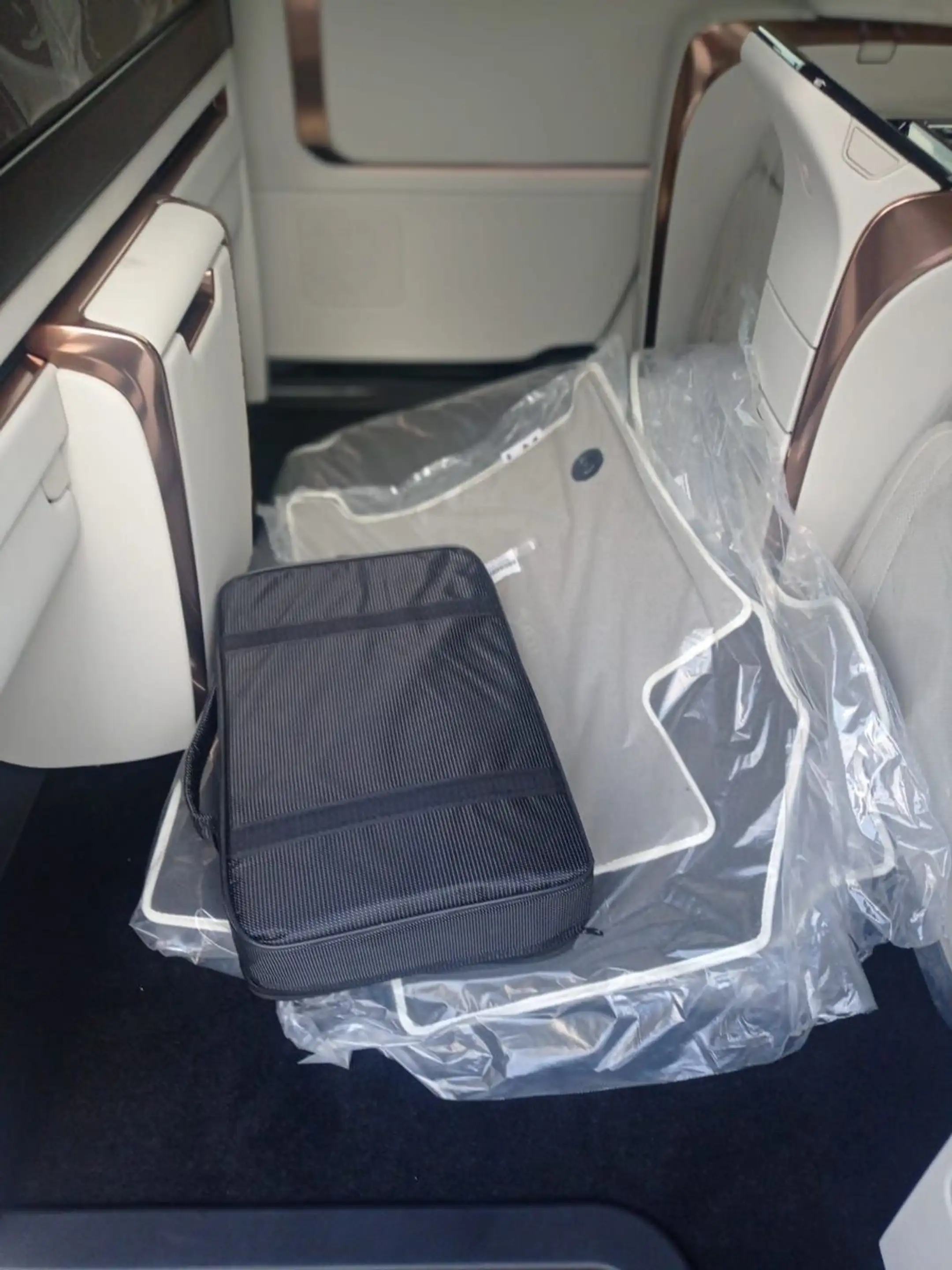 Lexus LM 350H AWD LUXURY 4 SEAT MY26 T1 STOCK — photo 7
