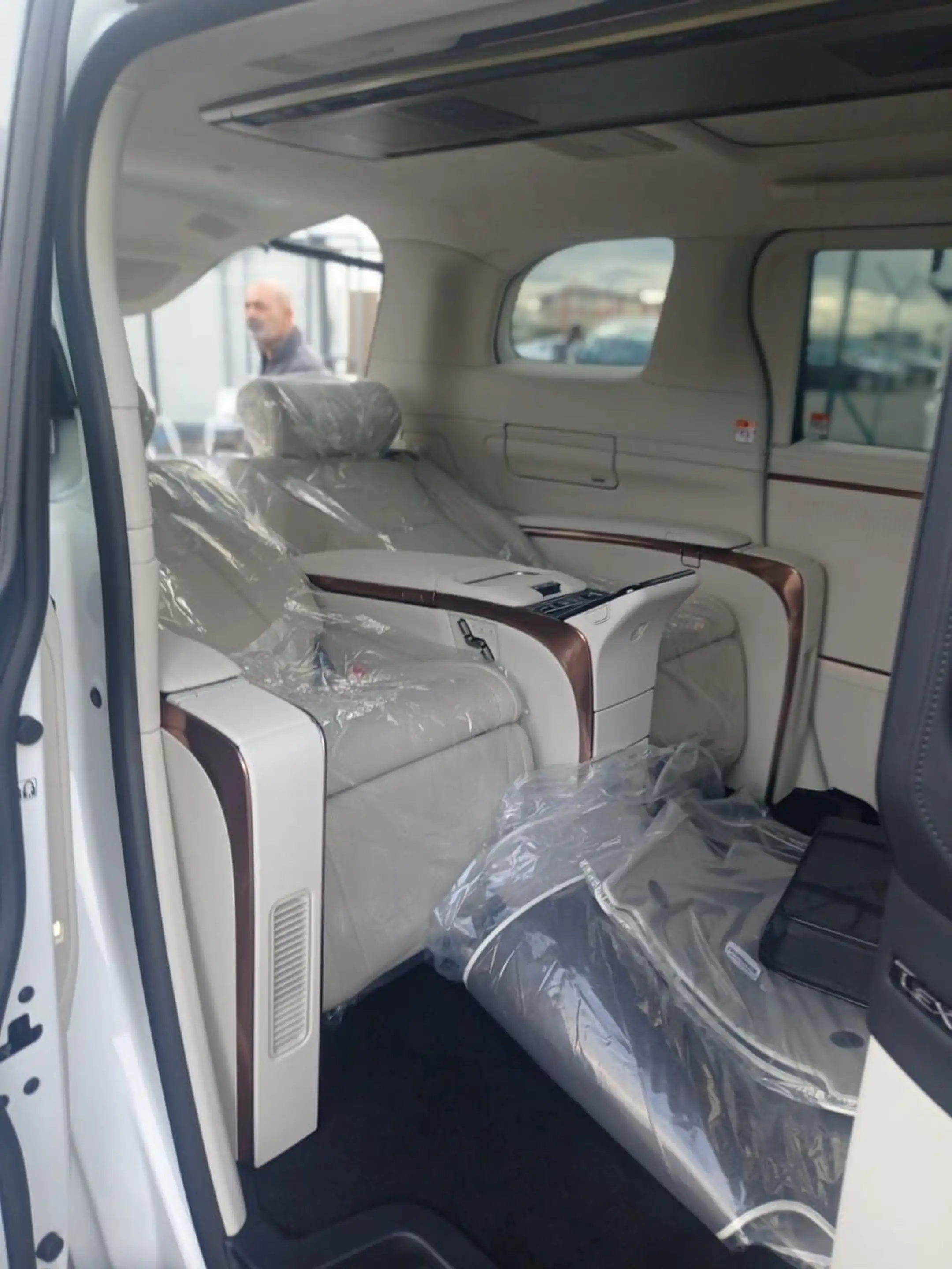 Lexus LM 350H AWD LUXURY 4 SEAT MY26 T1 STOCK — photo 5