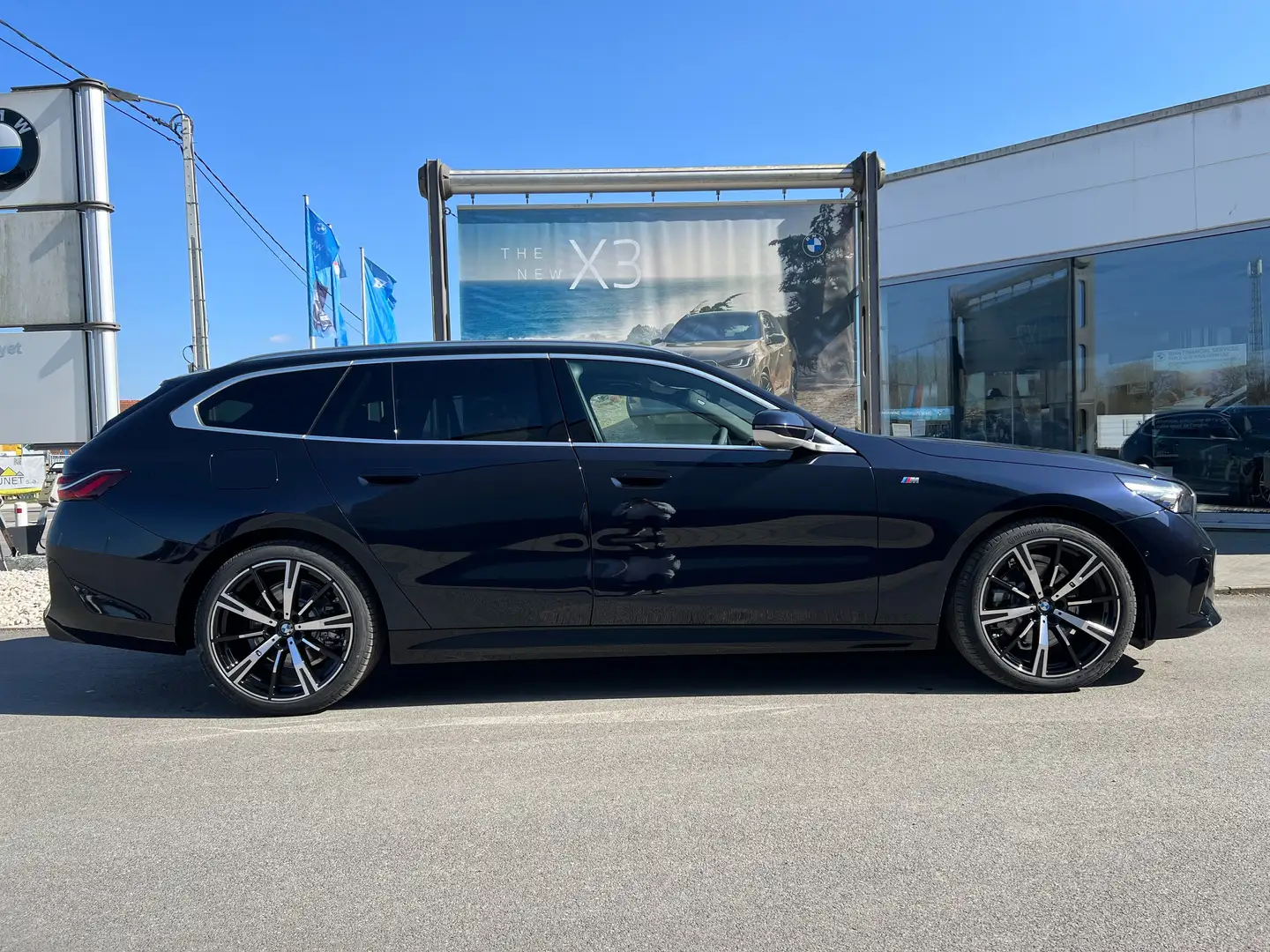 BMW 520 d Touring / M Sport / Toit pano / Attelage Noir - 2