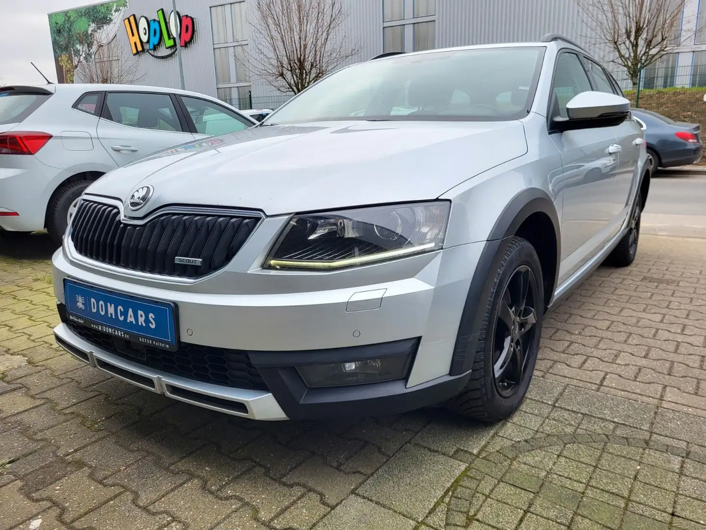 Skoda Octavia Combi Scout 4x4/PANO/BI-XENON/KAMERA/ALU Silber - 2