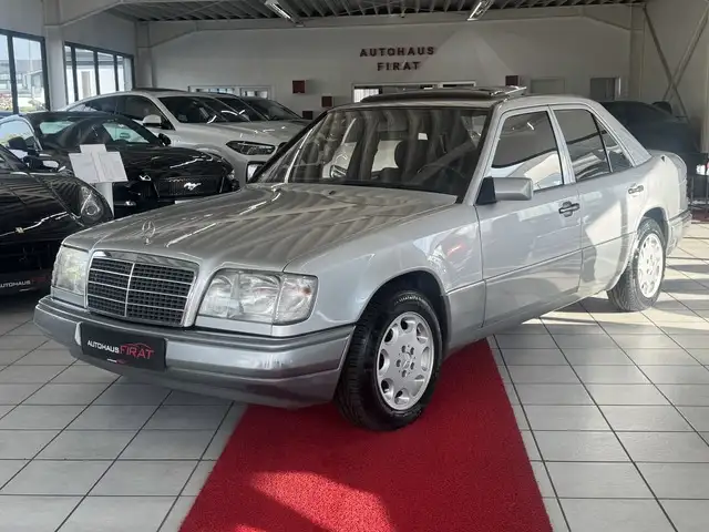 Mercedes-Benz 220 E / E