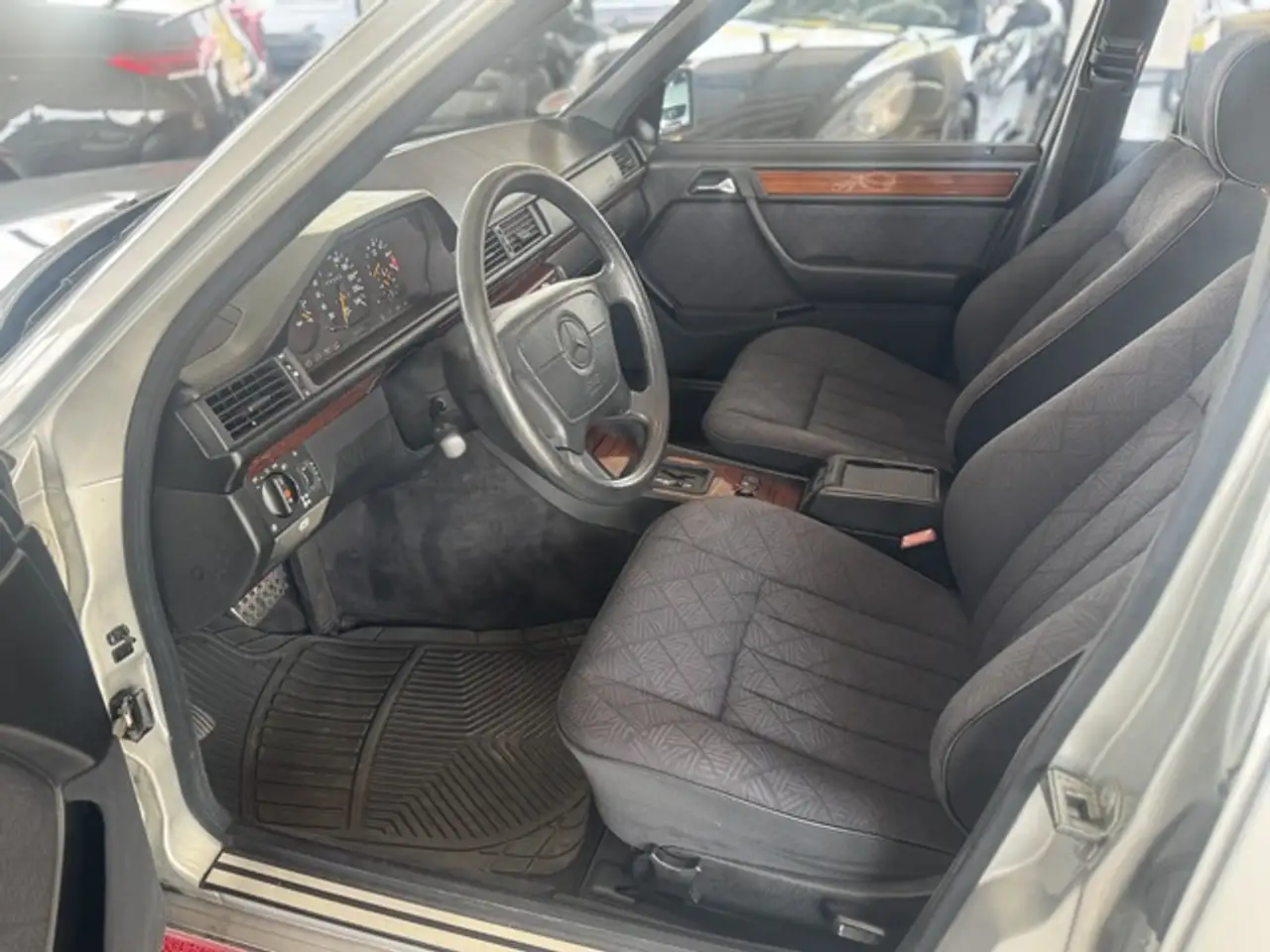 Mercedes-Benz 220 E / E, foto 7