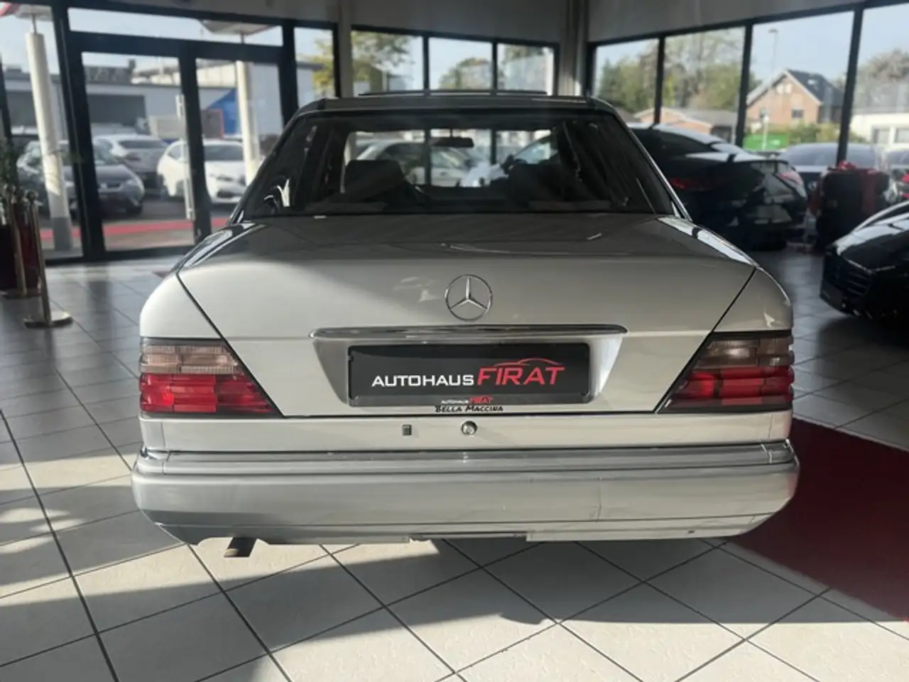 Mercedes-Benz 220 E / E, foto 4