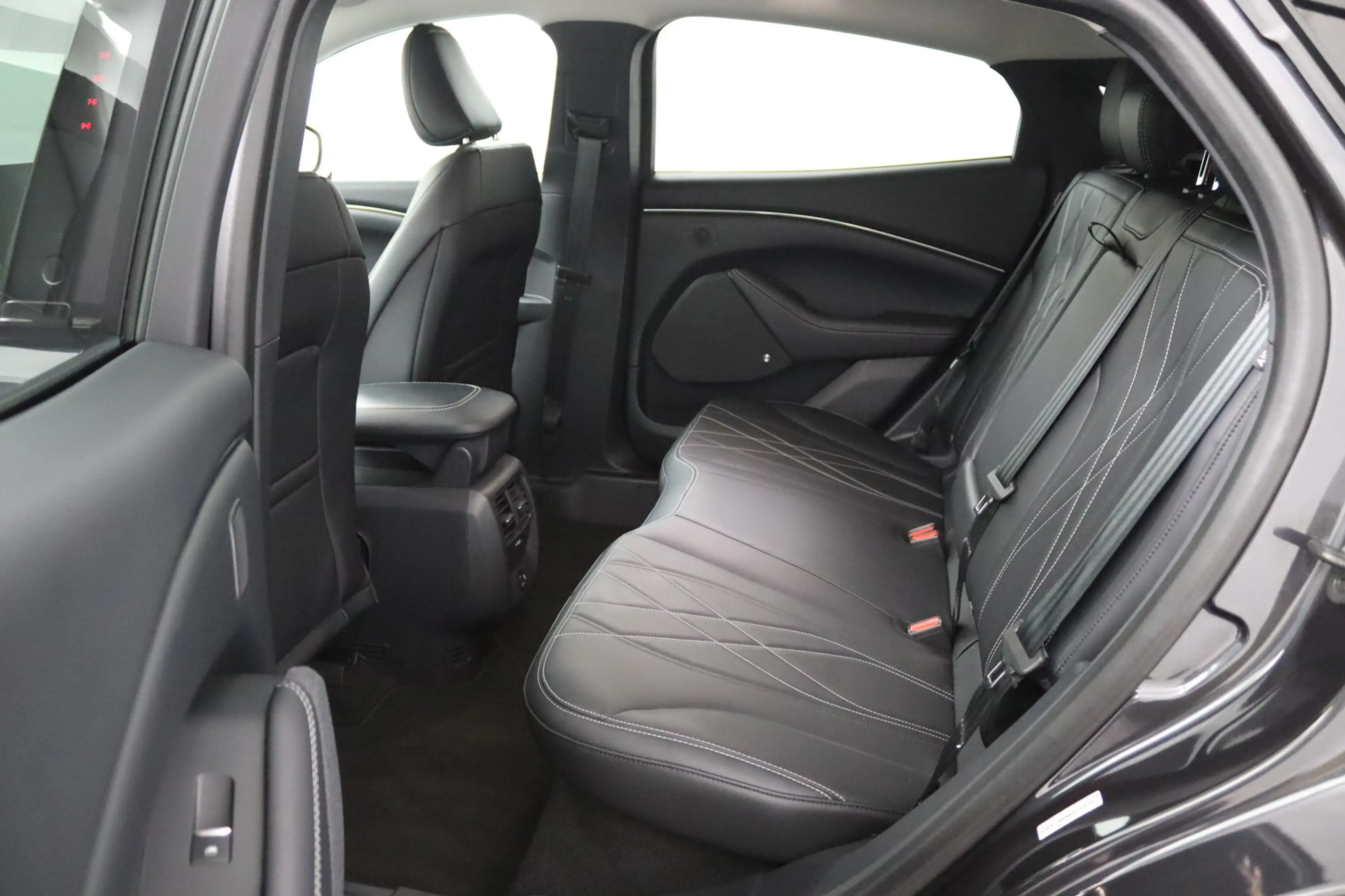 Ford Mustang Mach-E RWD 75 kWh | B&O Audio | Elektrische Achterklep | — photo 9