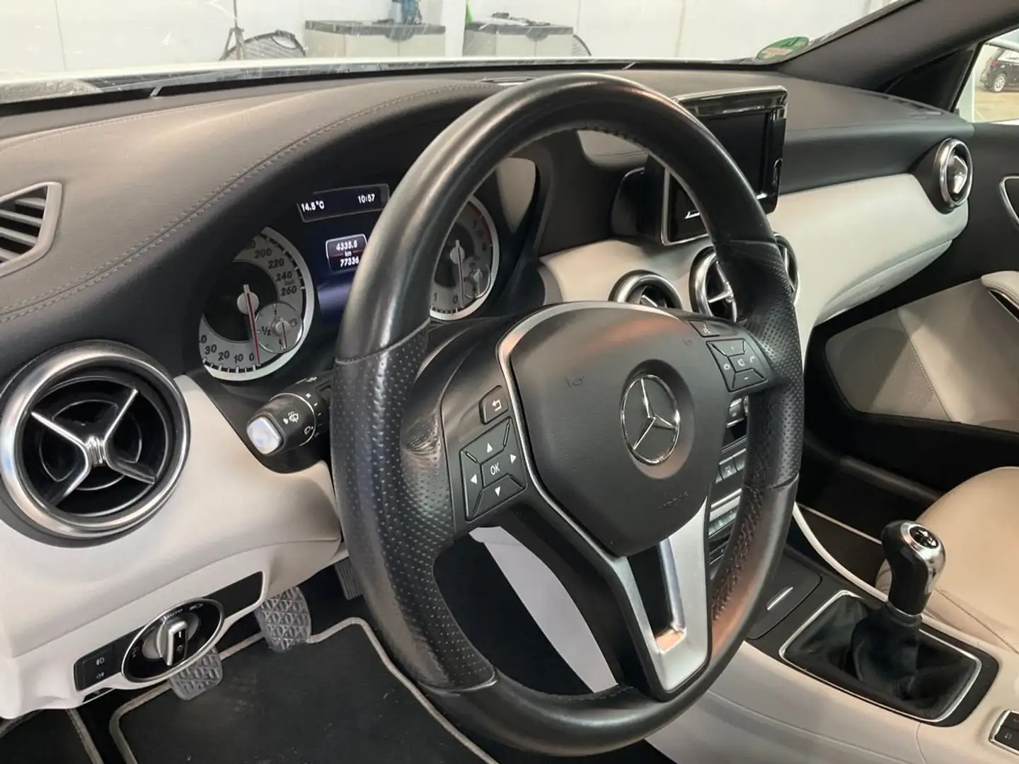 Mercedes-Benz A 200 A 200 (BlueEFFICIENCY) Urban Blanc - 2