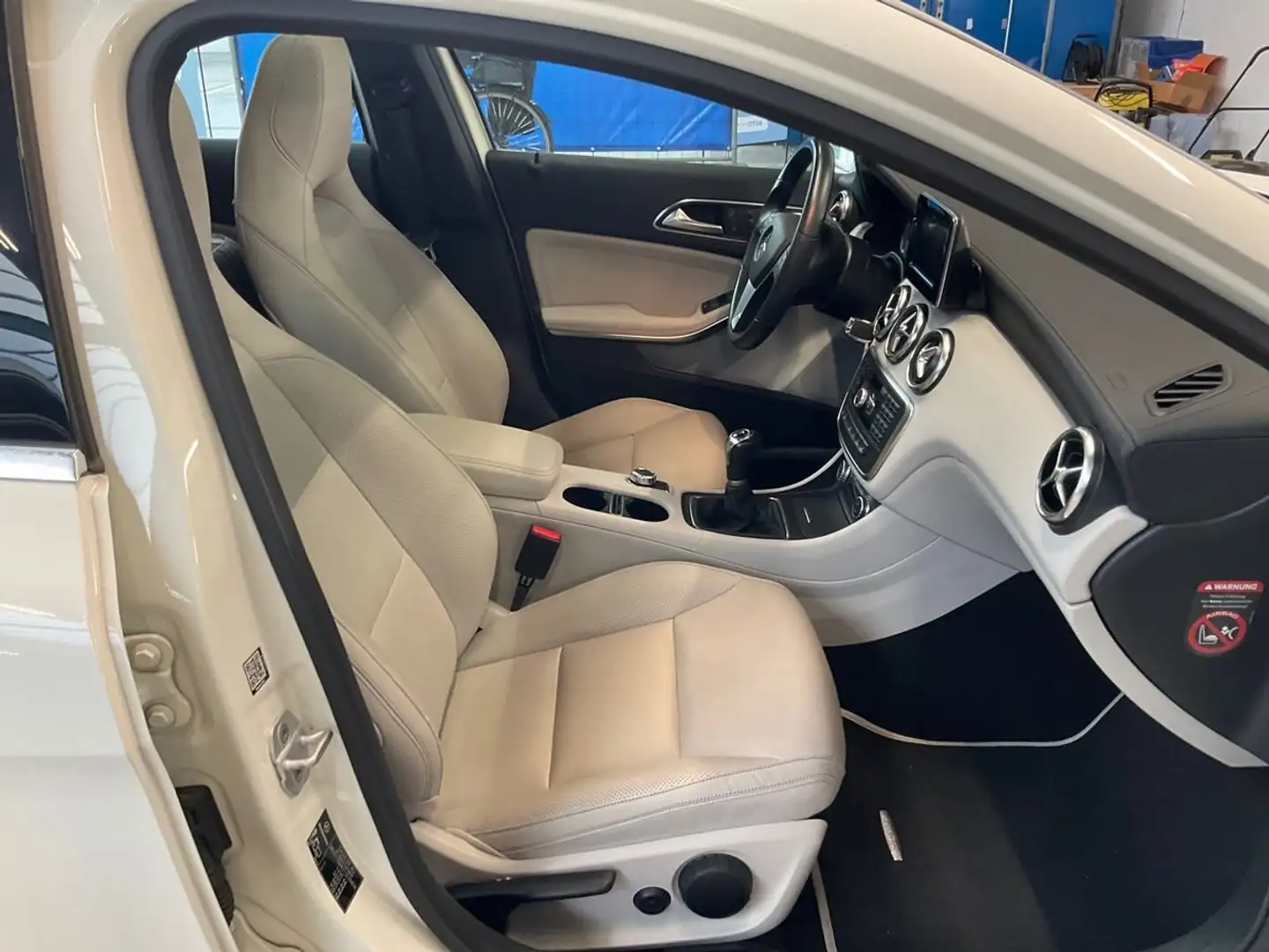 Mercedes-Benz A 200 A 200 (BlueEFFICIENCY) Urban Blanc - 1
