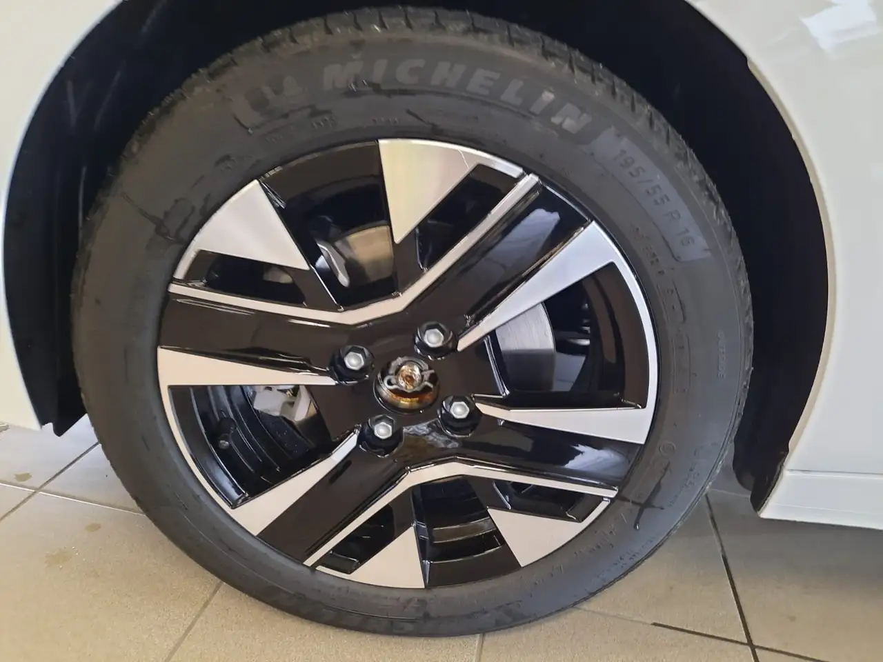 Peugeot 208 1.2 hybrid Allure 110cv e-dcs 6 19