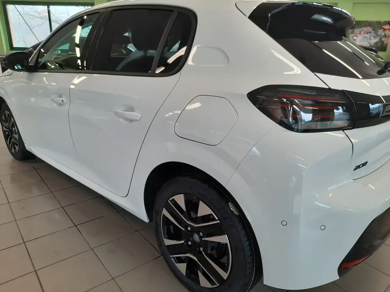 Peugeot 208 1.2 hybrid Allure 110cv e-dcs 6 7