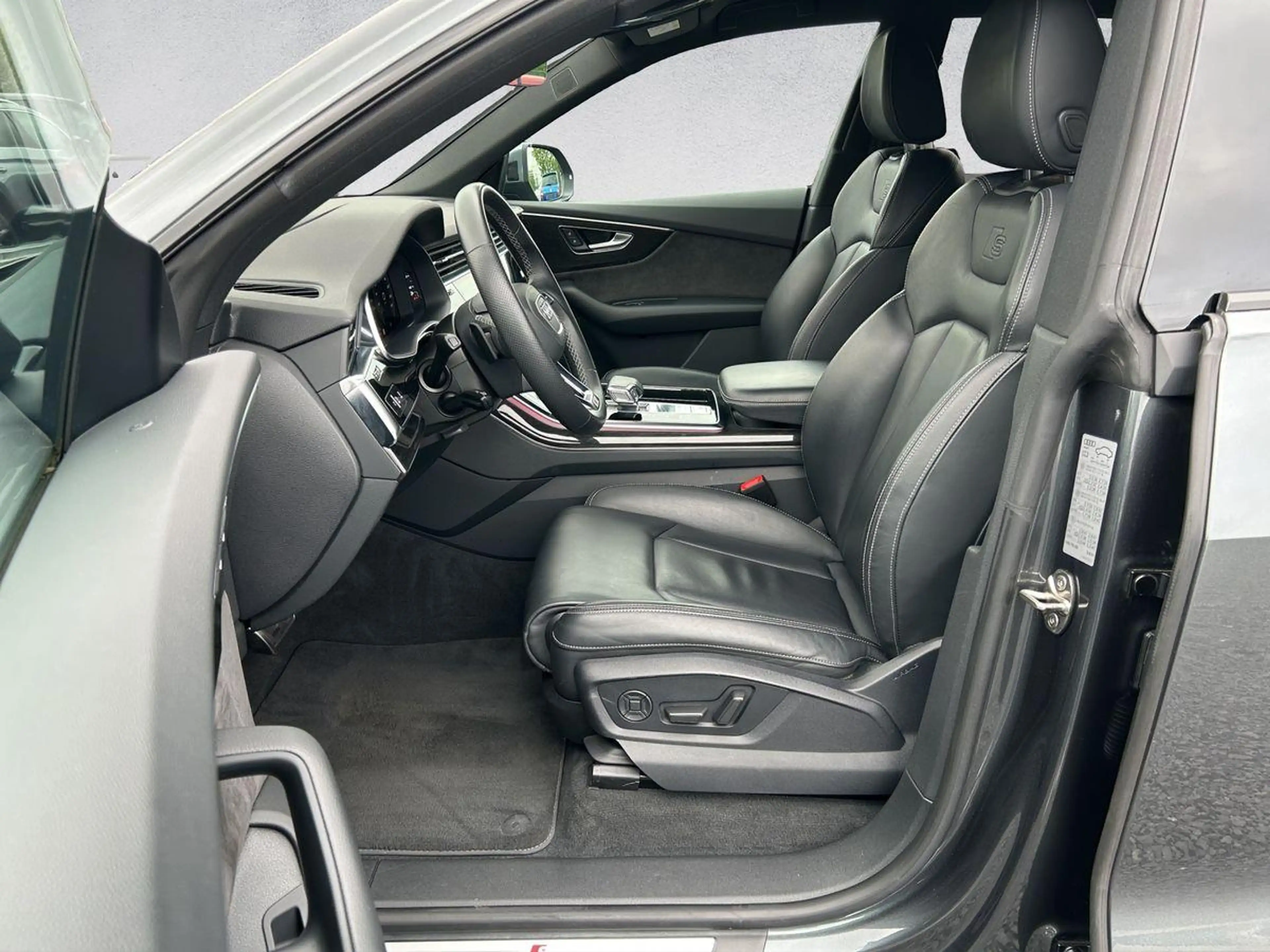 Audi SQ8 4.0TFSI Matrix B&O HuD Standheiz. AHK Alu22" — photo 11