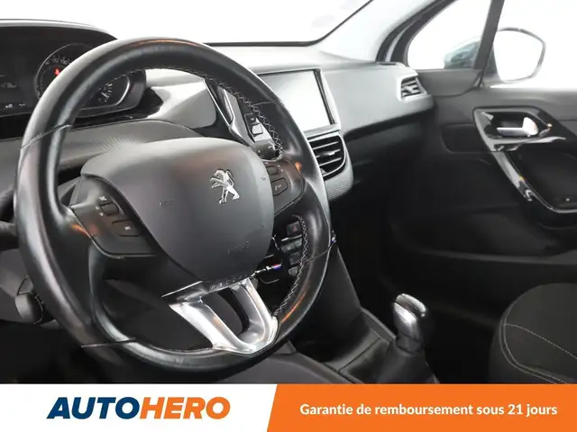 Peugeot 208 view 11