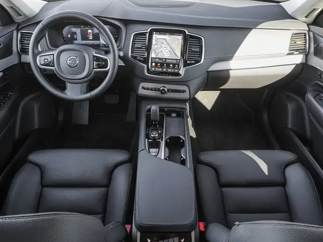 Volvo XC90 view 10