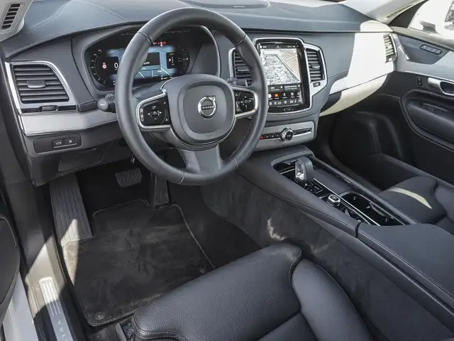 Volvo XC90 view 9