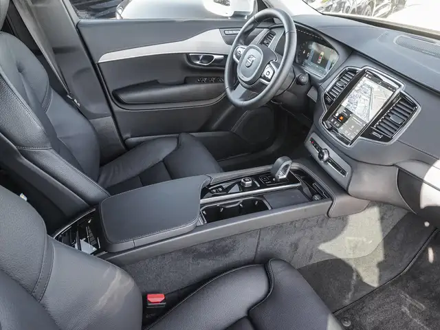 Volvo XC90 view 8