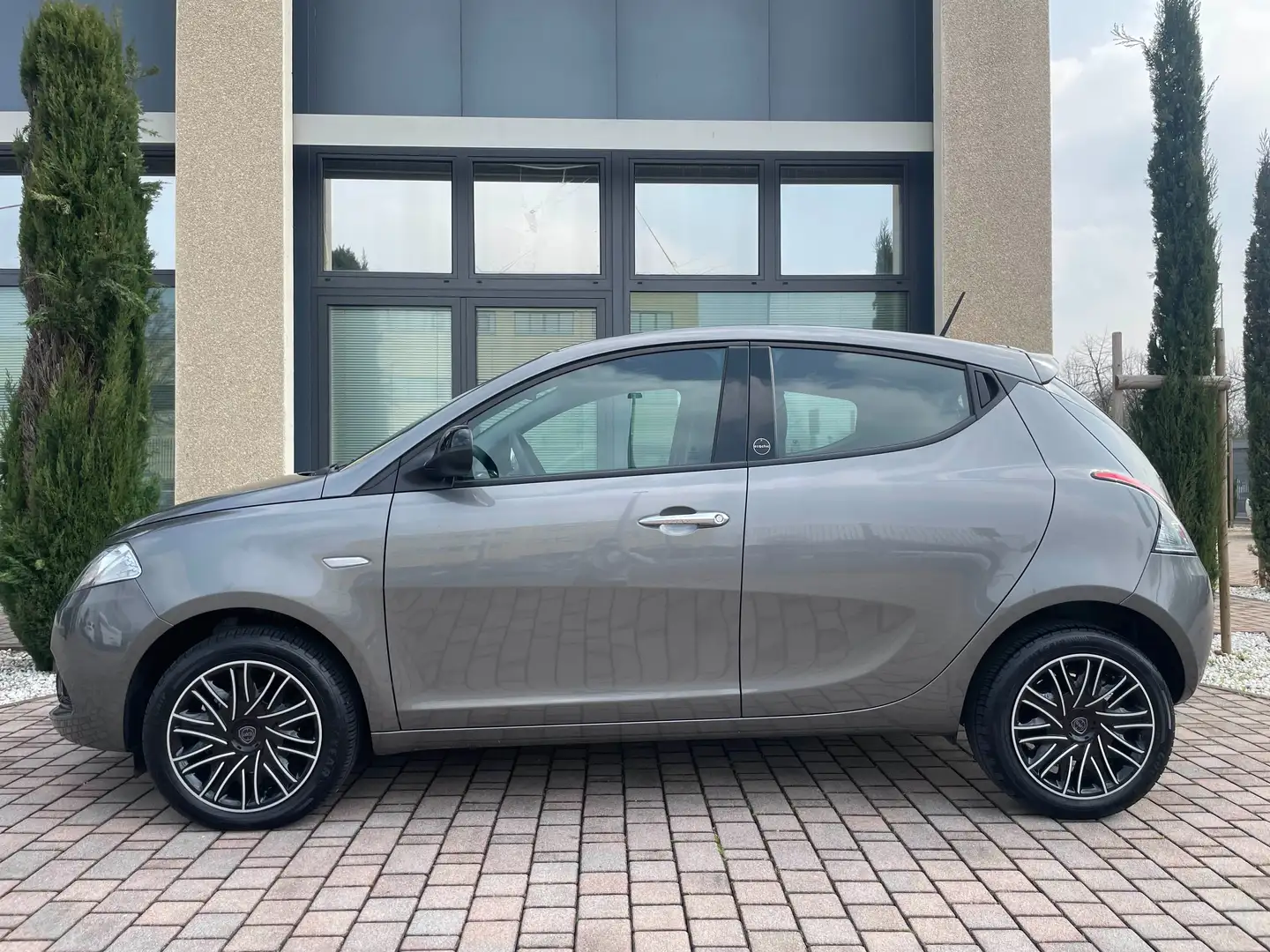 Lancia Ypsilon Ypsilon 1.0 firefly hybrid Gold s 5 POSTI Gris - 2