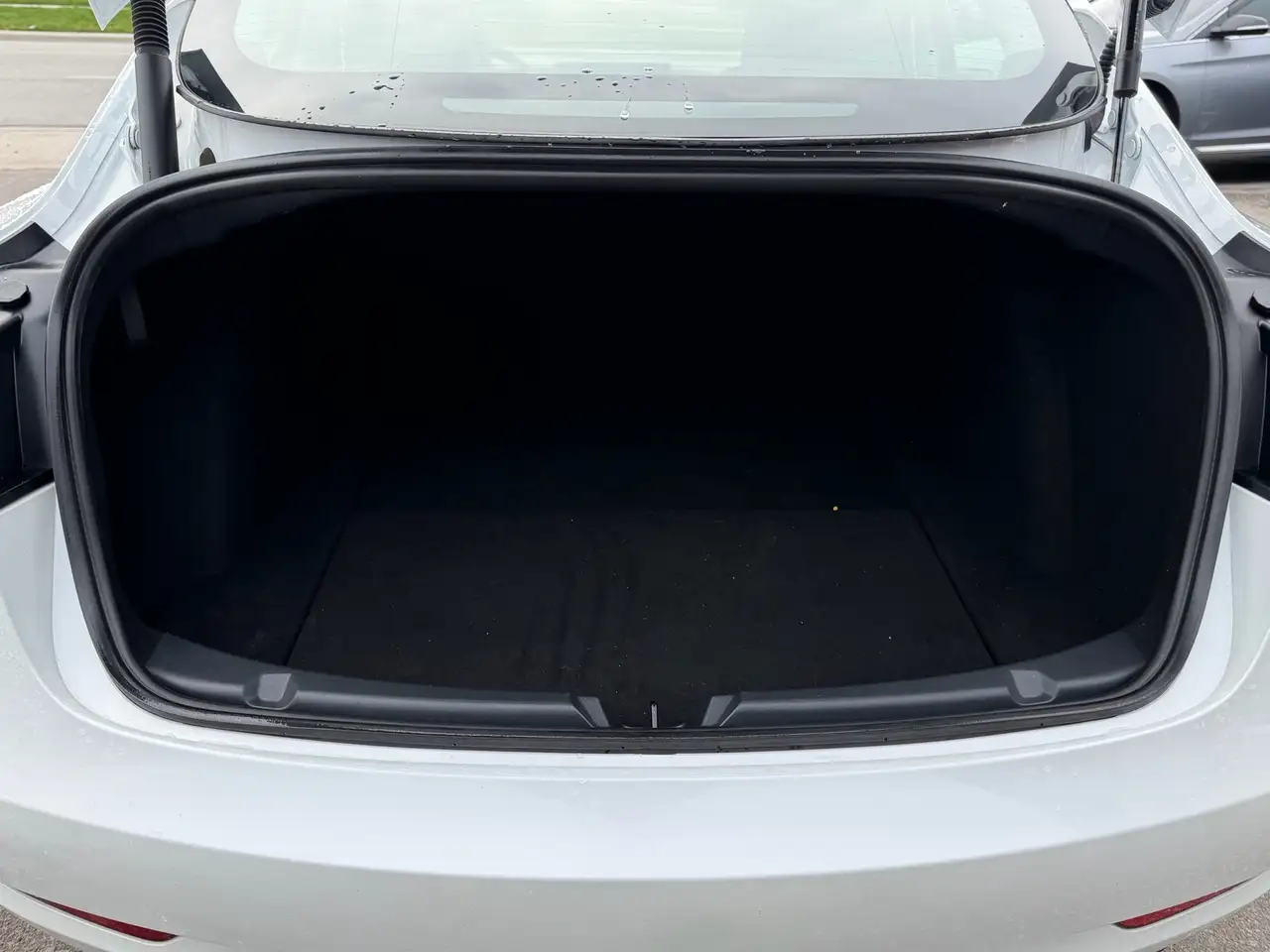 Tesla Model 3 снимка Tesla Model 3