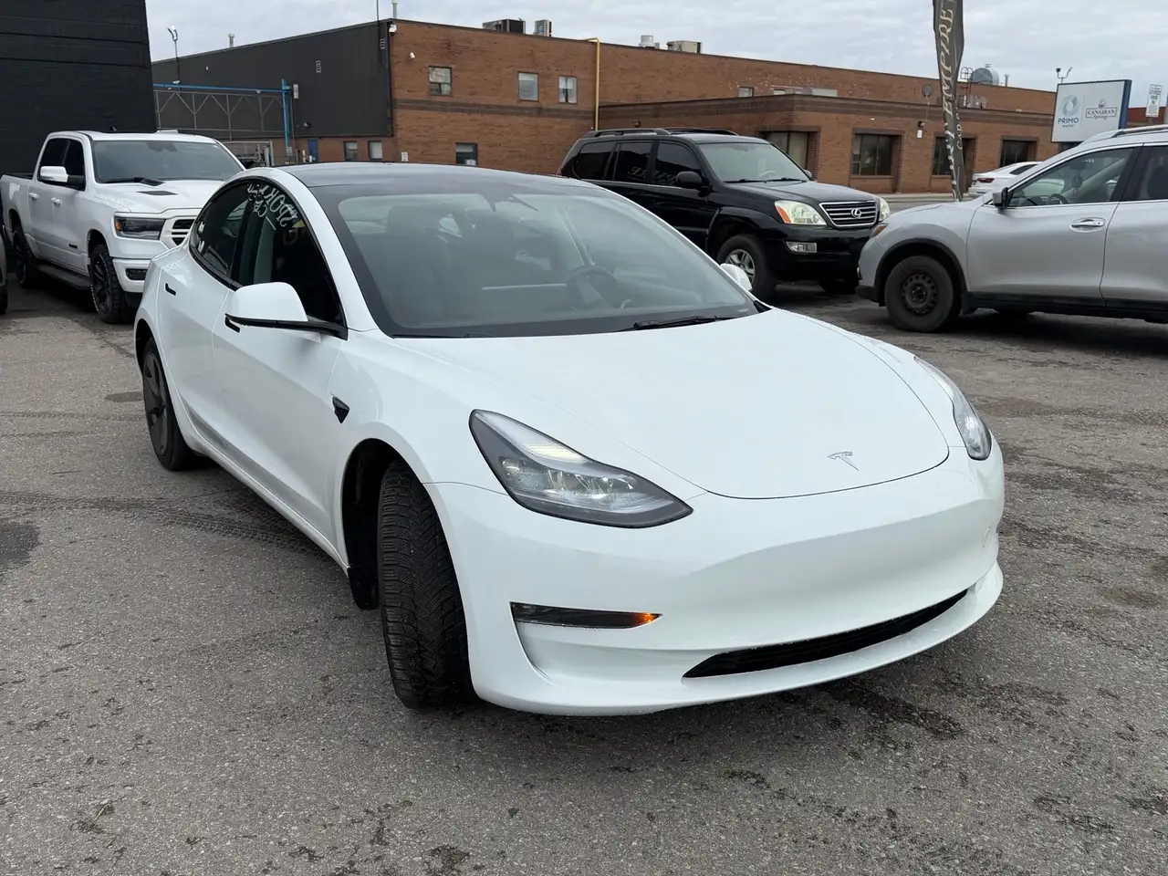 Tesla Model 3 снимка Tesla Model 3
