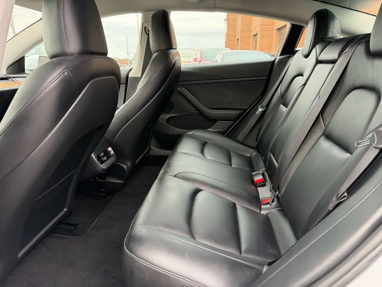 Tesla Model 3 снимка Tesla Model 3