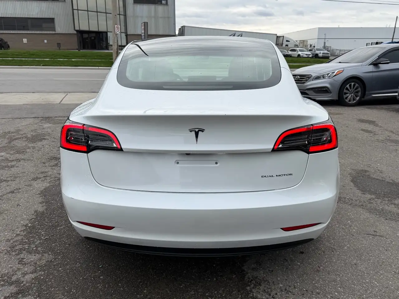 Tesla Model 3 снимка Tesla Model 3