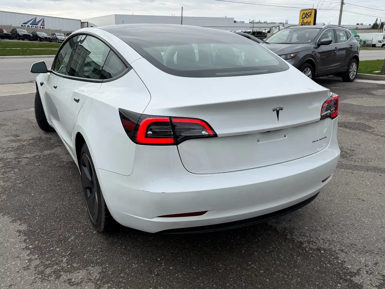 Tesla Model 3 снимка Tesla Model 3