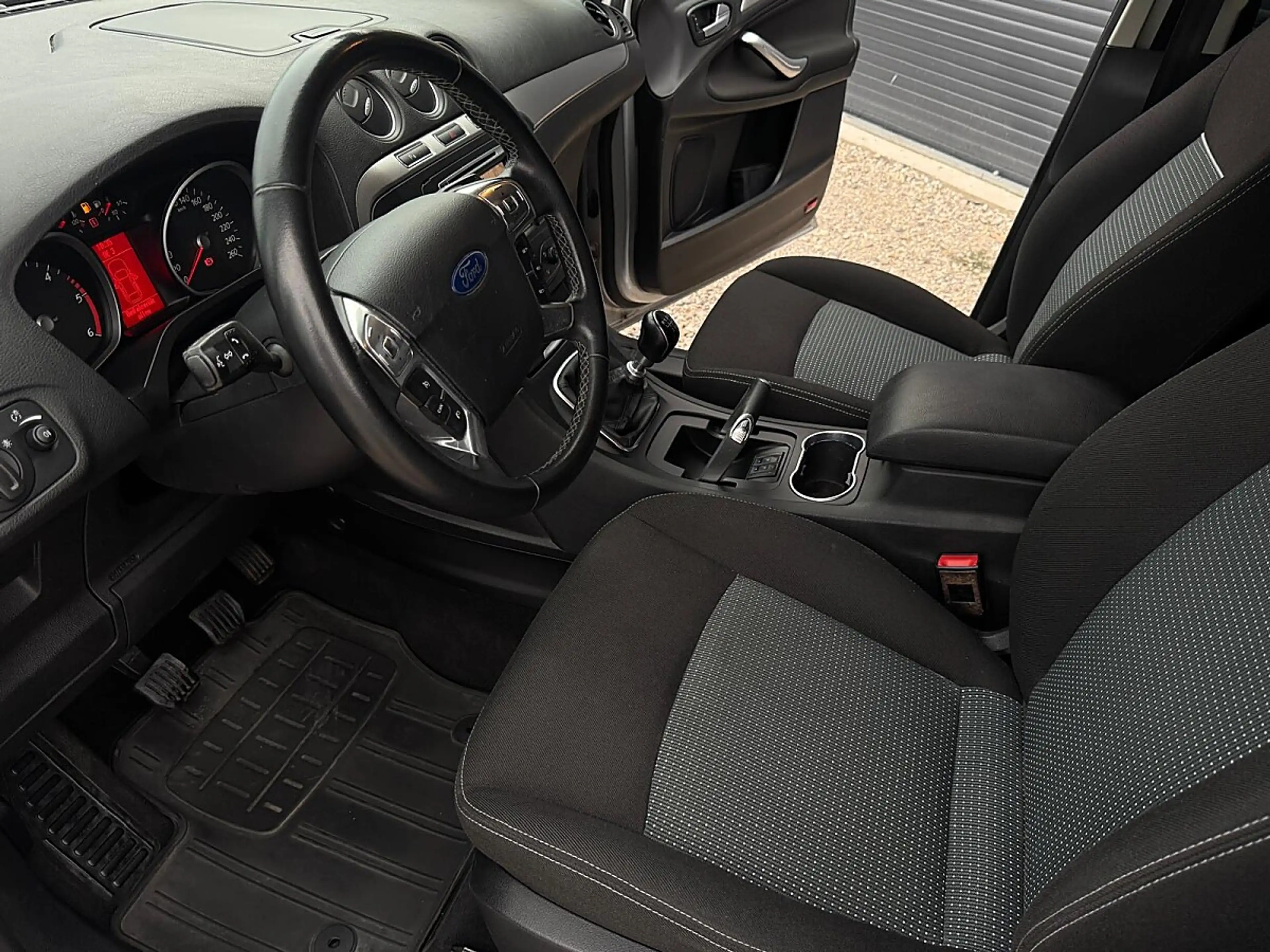 Ford Galaxy Trend 2,0 TDCi DPF — photo 9