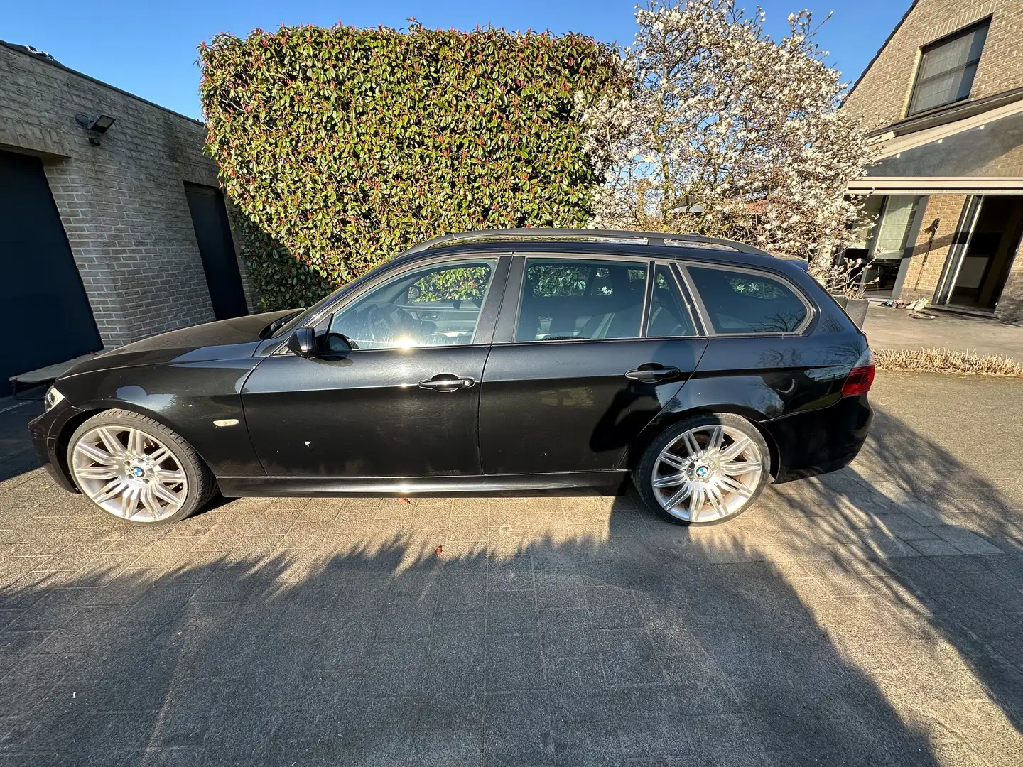 BMW 320 Full option BMW 320d M-sport Zwart - 1