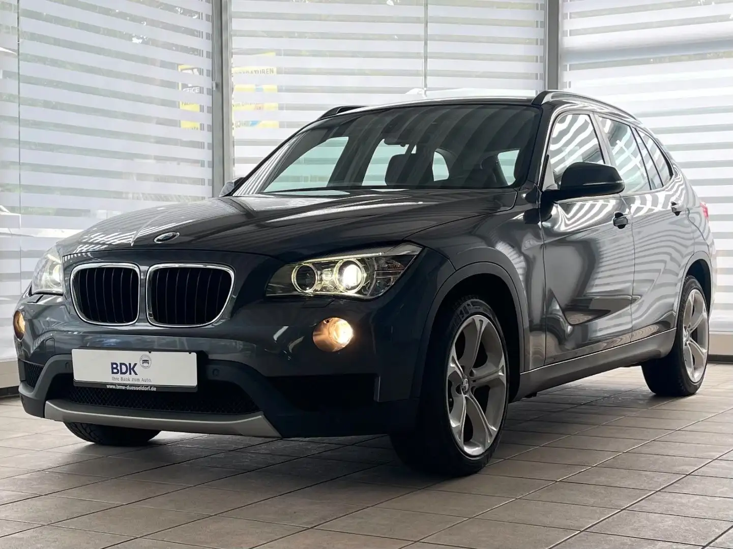BMW X1 18i sDrive XENON NAVI PDC Grau - 1