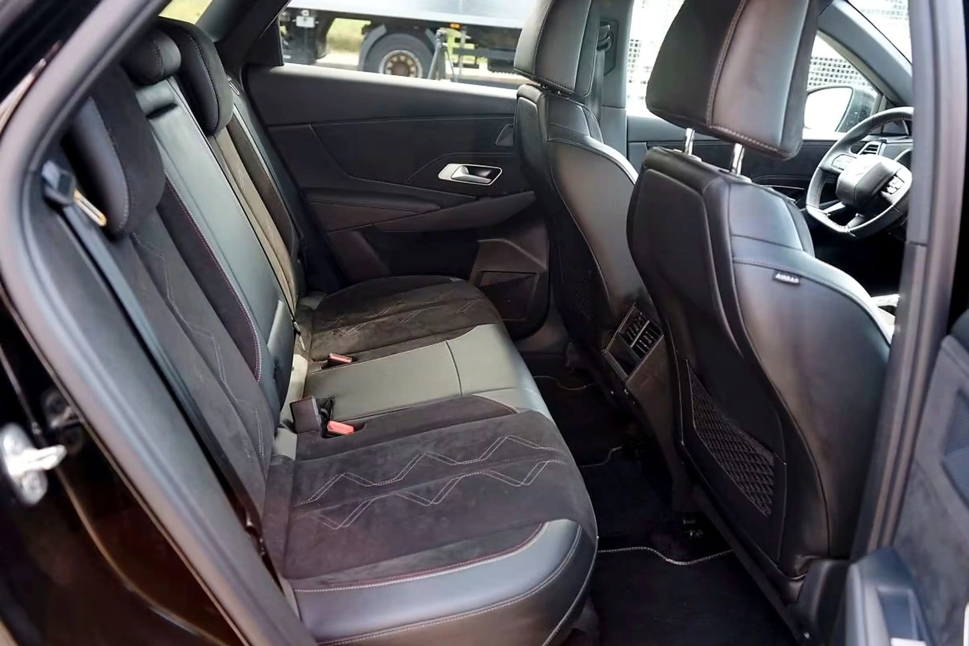 DS Automobiles DS 7 Crossback Performance Line + 360 Kamera — photo 11