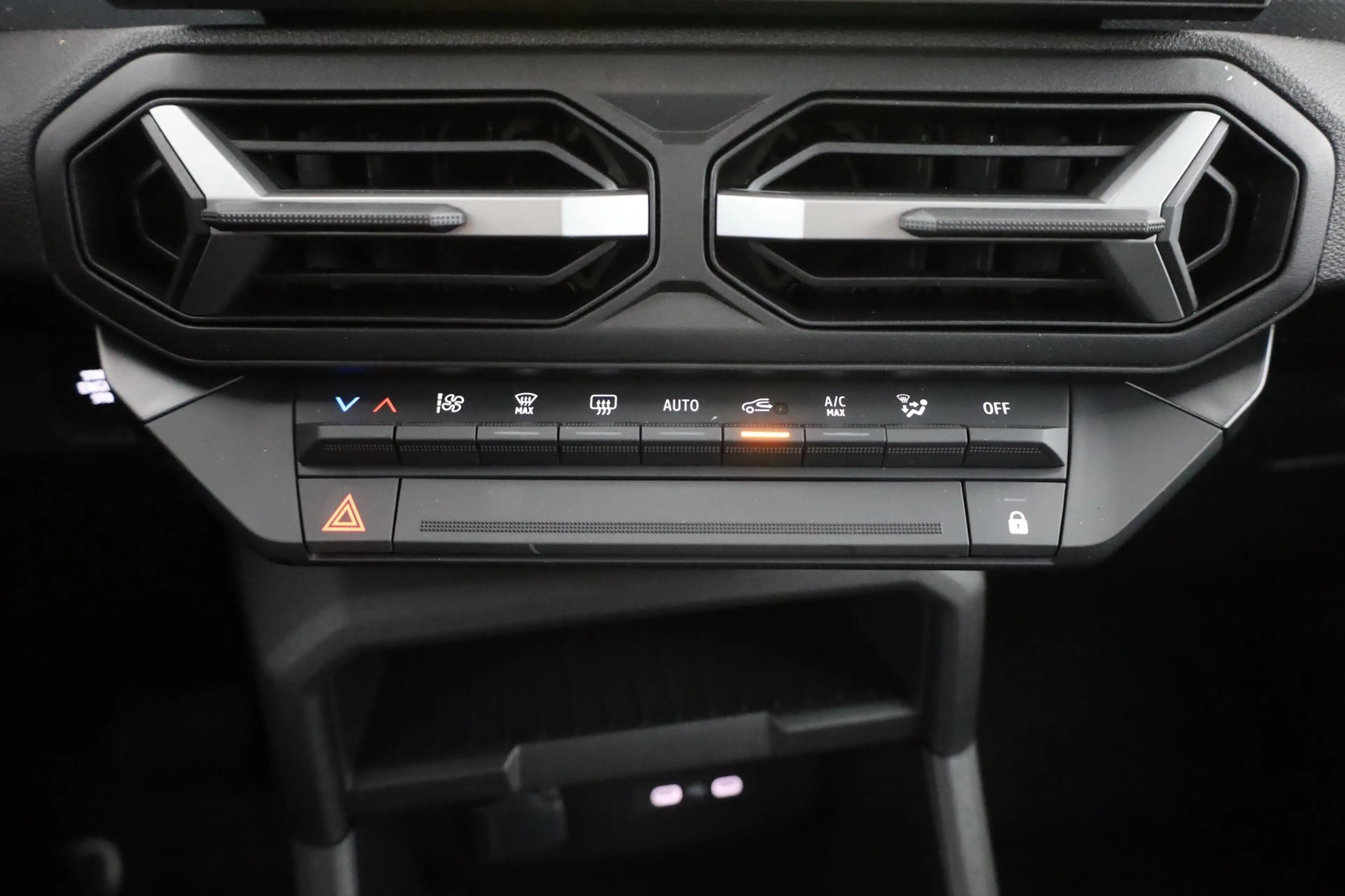 Dacia Duster Hybrid 155 Aut. LED ACC Navi — photo 15