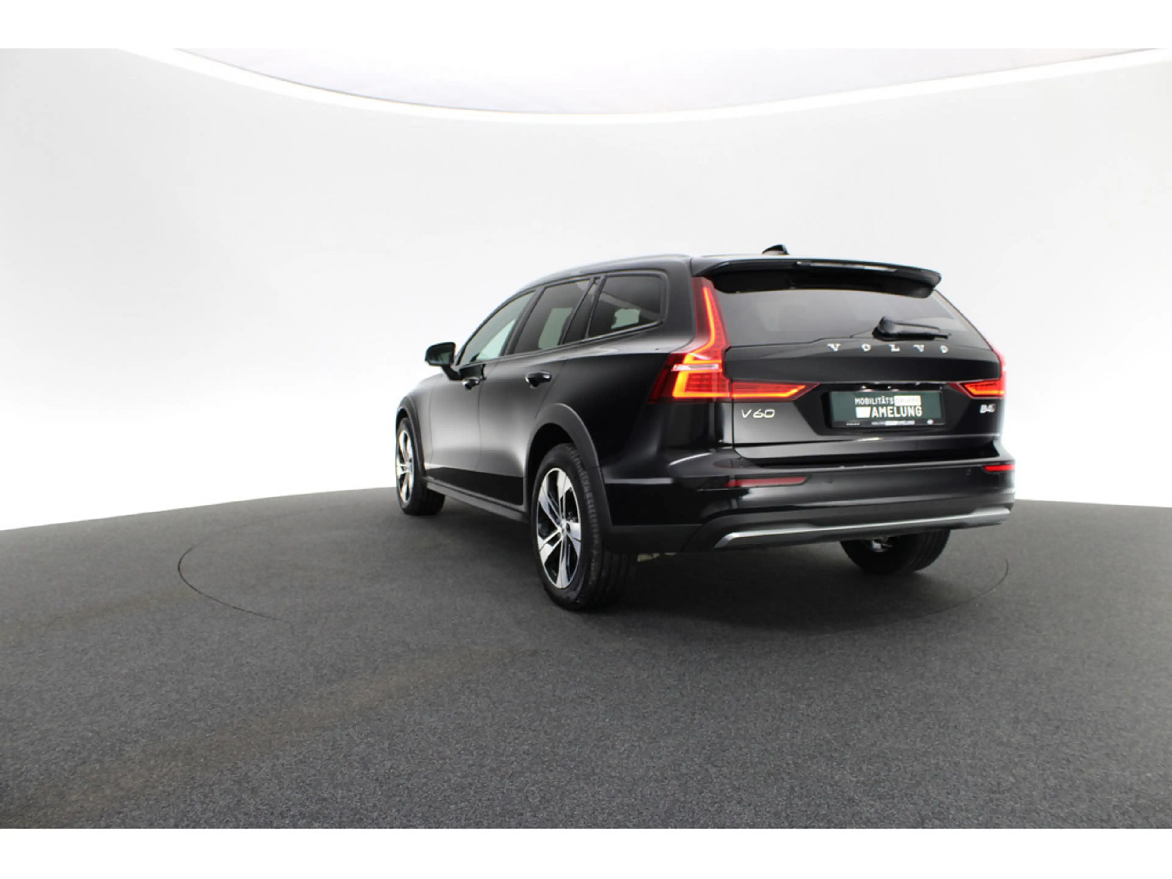 Volvo V60 Cross Country B4 D AWD Plus — photo 3