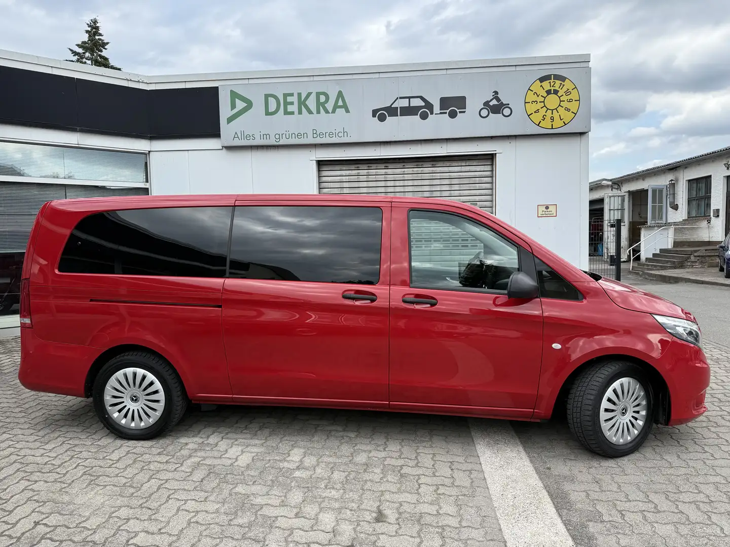 Mercedes-Benz Vito Tourer 119 CDI Edition 4MATIC extralang AUTOMATIK Rot - 2
