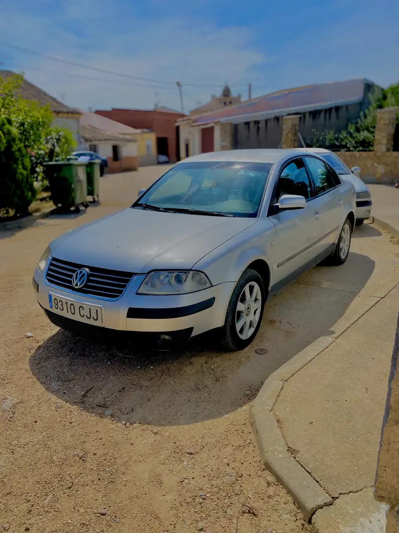 Volkswagen Passat - 1