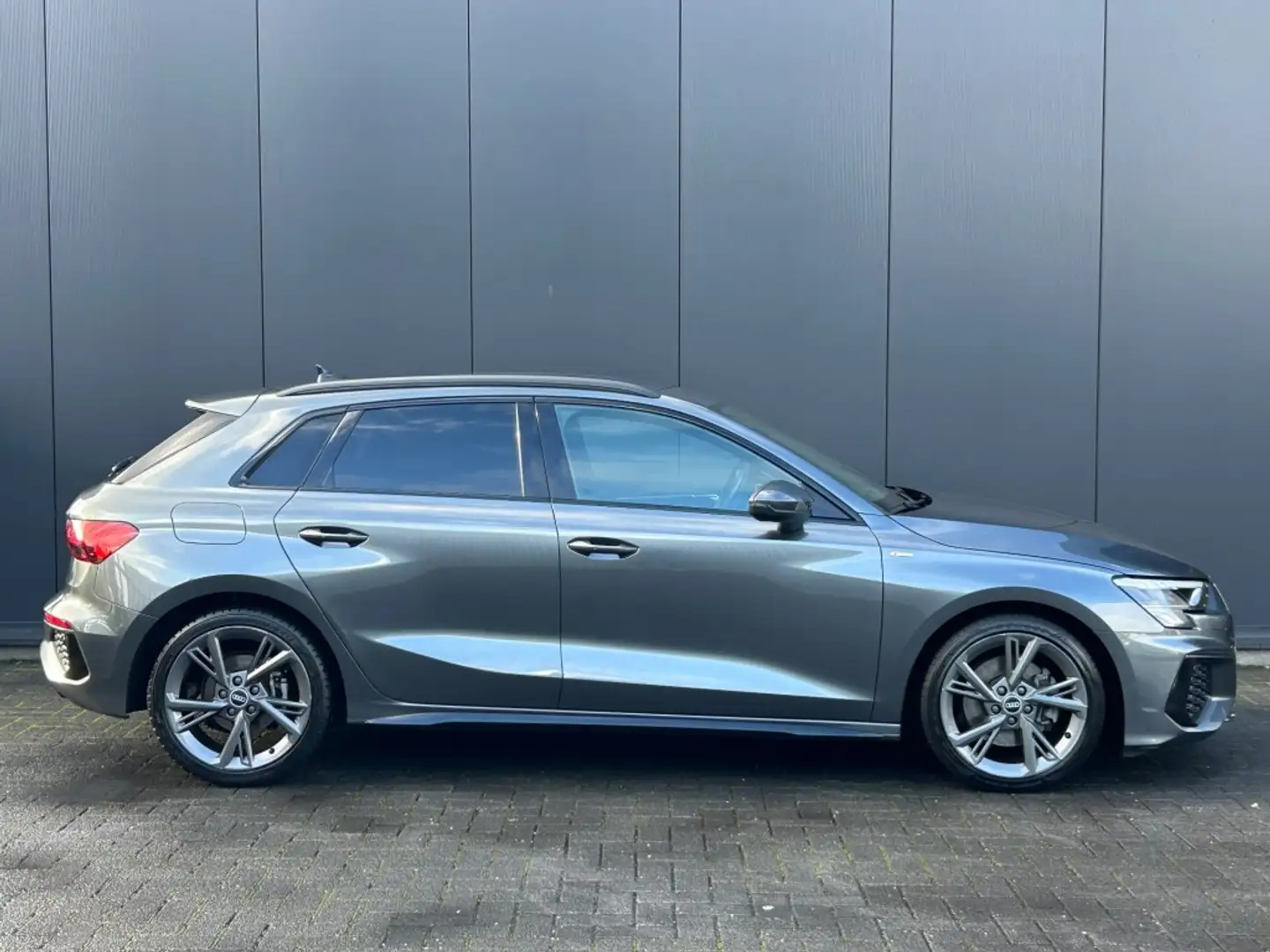 Audi A3 35 TFSI S-Line 1e eigenaar V-Cockpit Leder LED Car Gris - 2