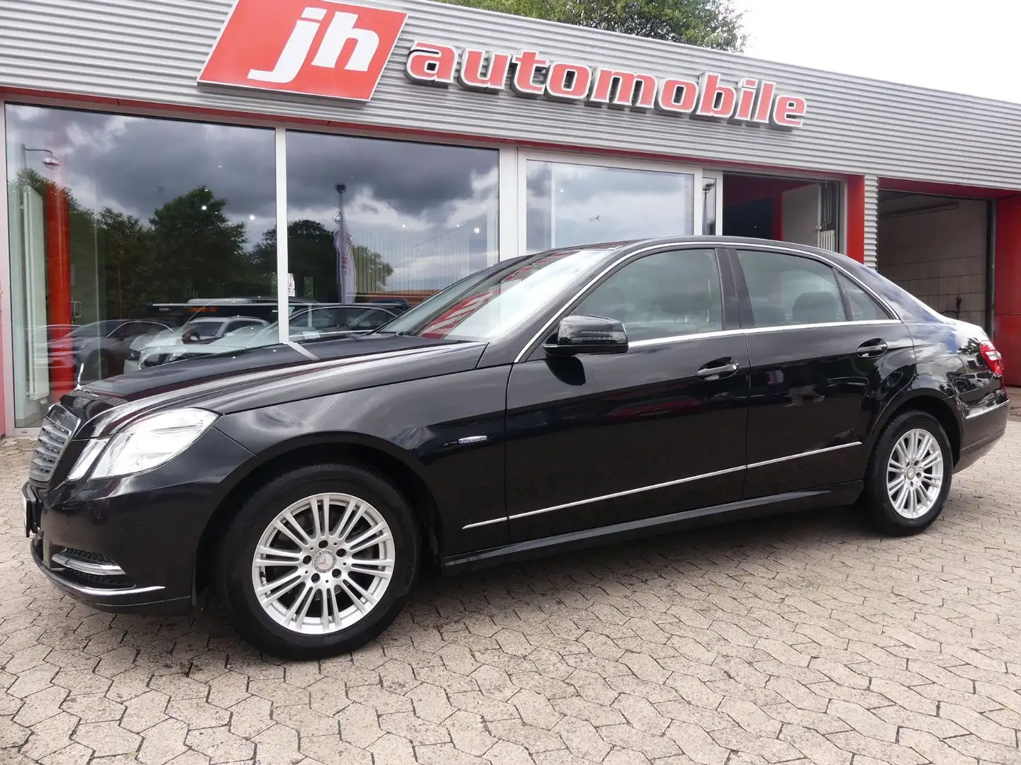 Mercedes-Benz E 200 CGI*Scheckheft*Xenon*PDC*SHZ*TÜV Siyah - 1