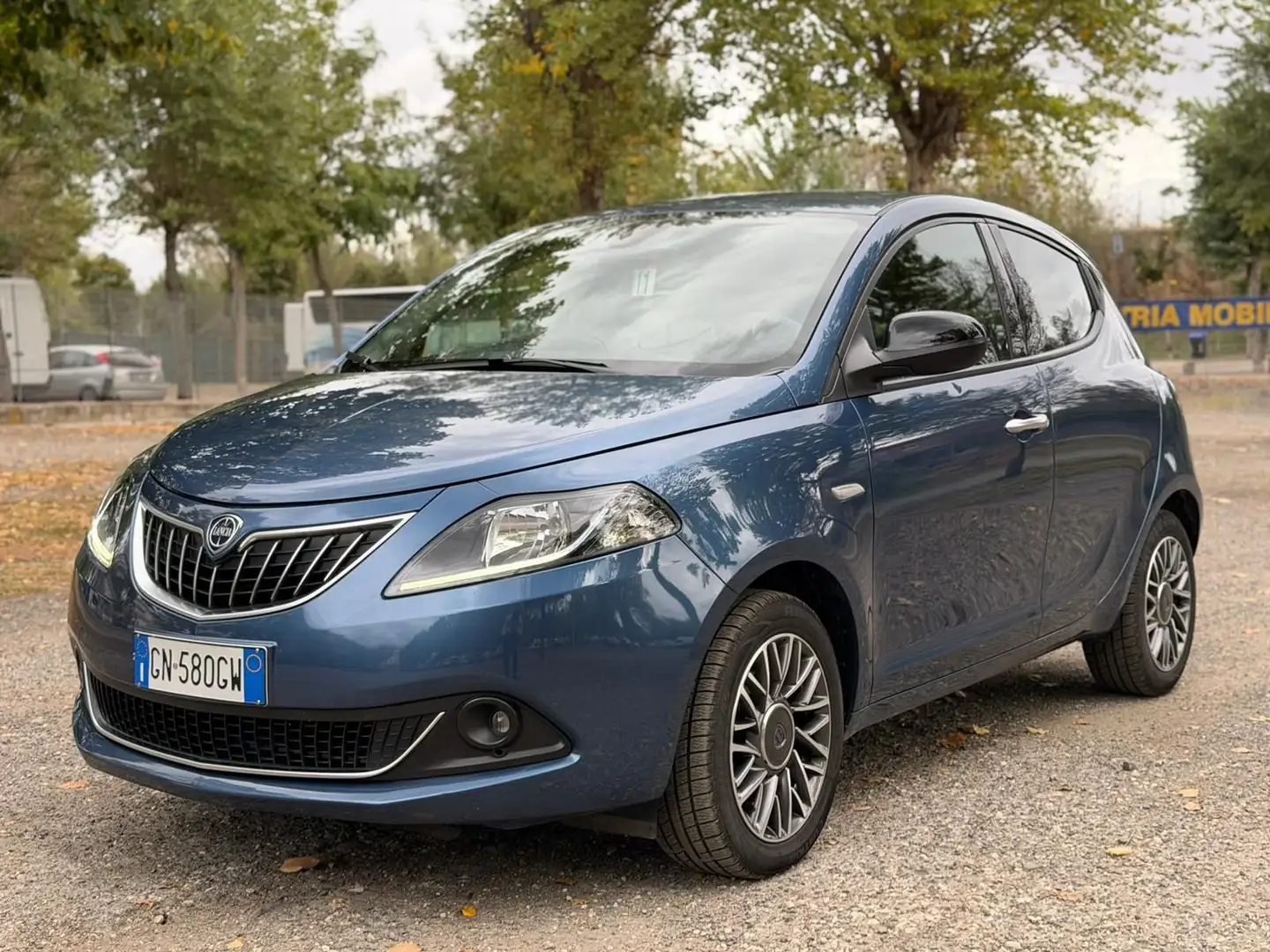 Lancia Ypsilon 1.0 FireFly Hybrid GOLD.+ GPL Bleu - 2